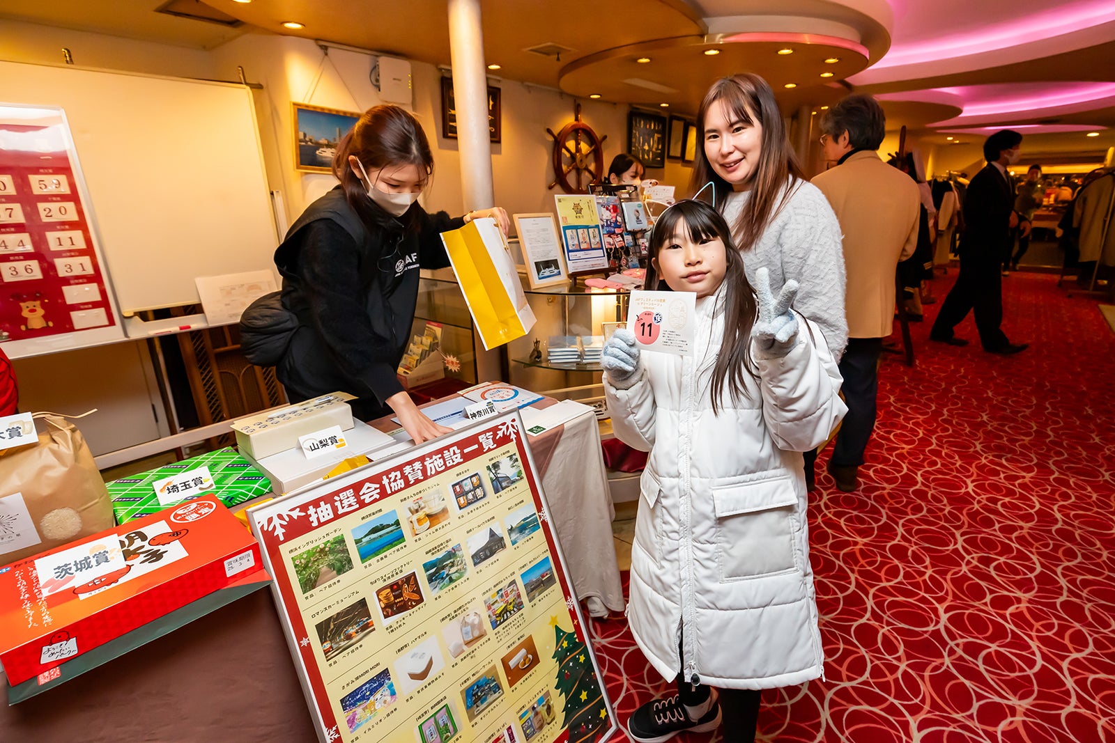 抽選会で当たった賞品を引き換えに訪れる参加者