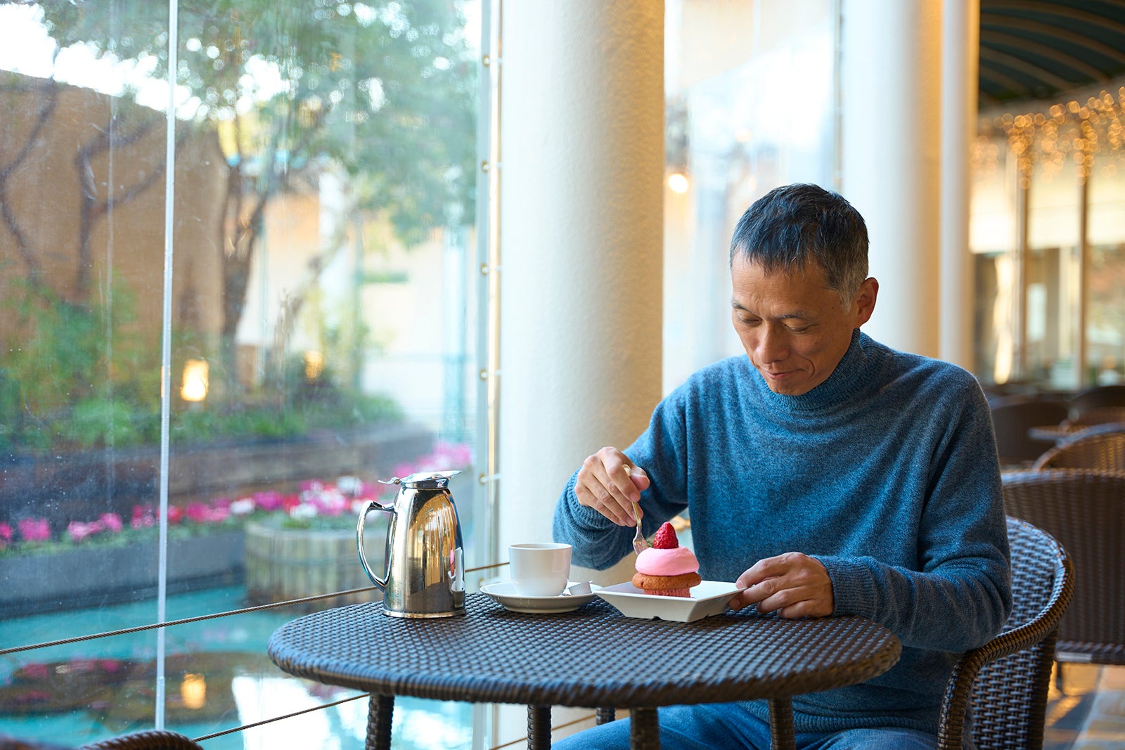 エトワールのケーキを食べる男性