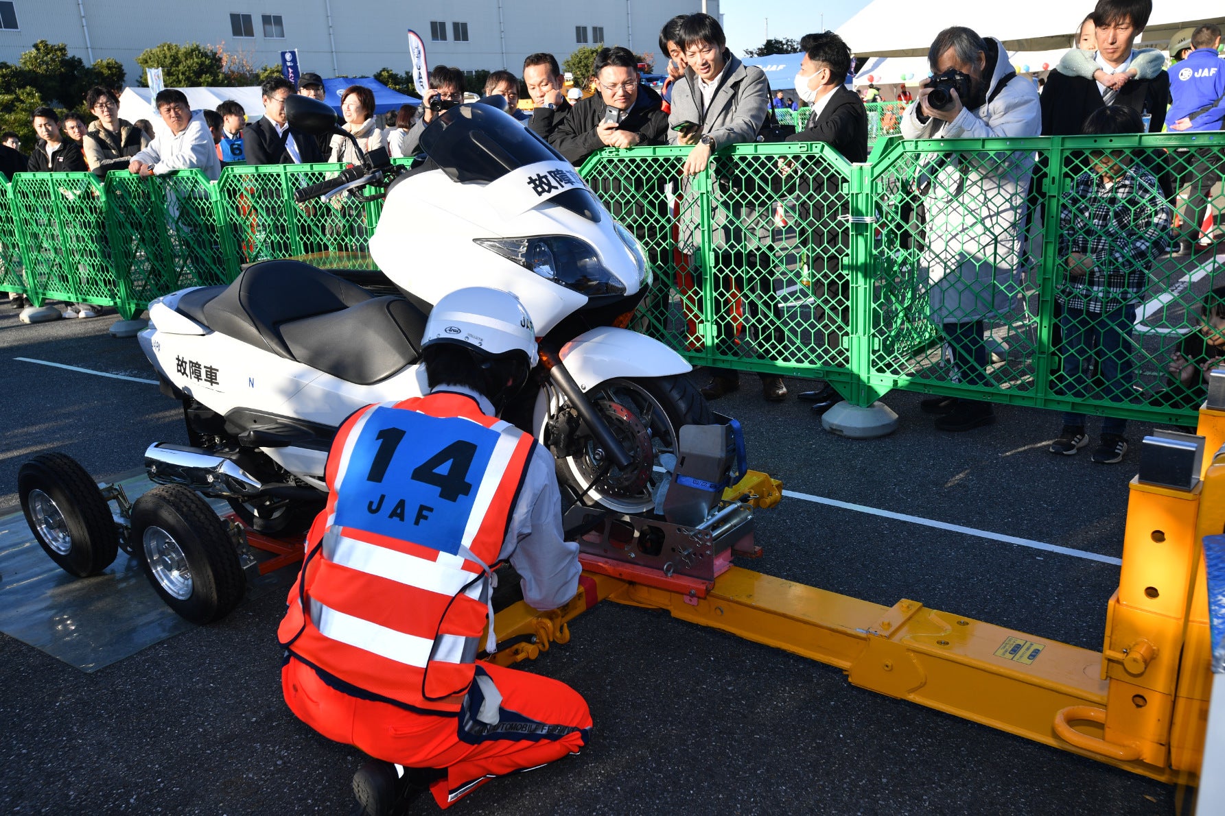 バイクのサービスの様子