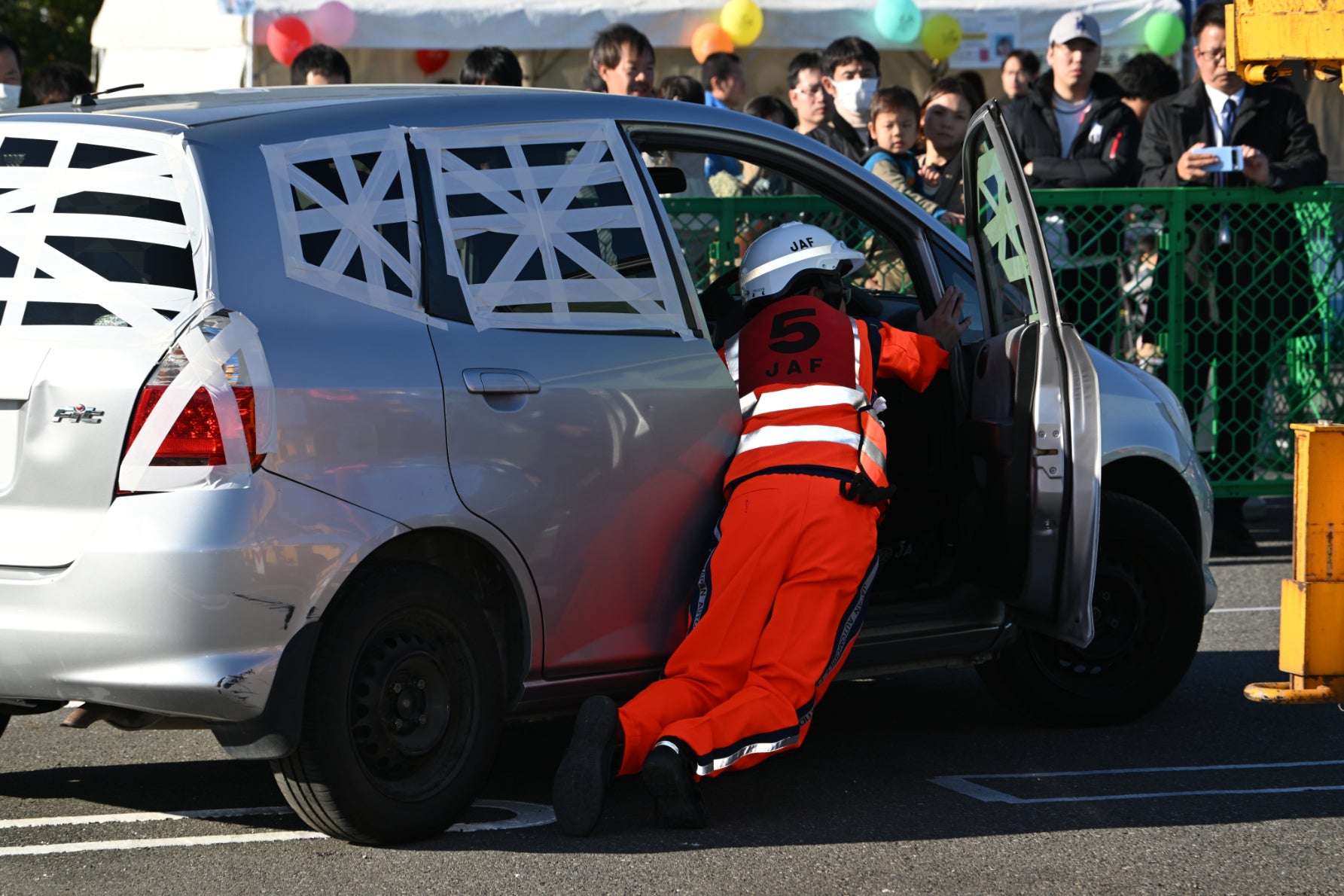 引き起こされた車両はエンジンをかけずに押して移動