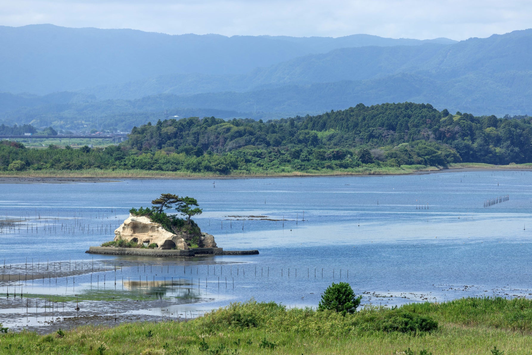 写真2 風光明媚な文字島の近くは、海苔（のり）の養殖も盛んだ