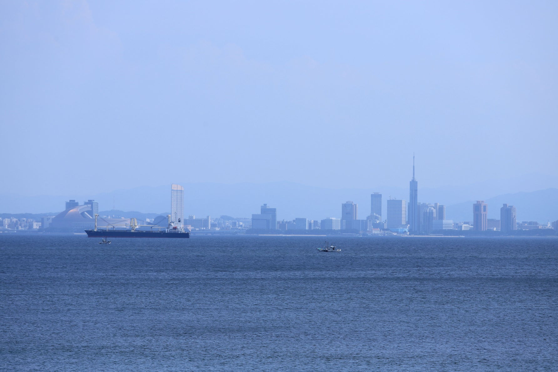 写真4 志賀島からは、福岡市の街並みも一望できる