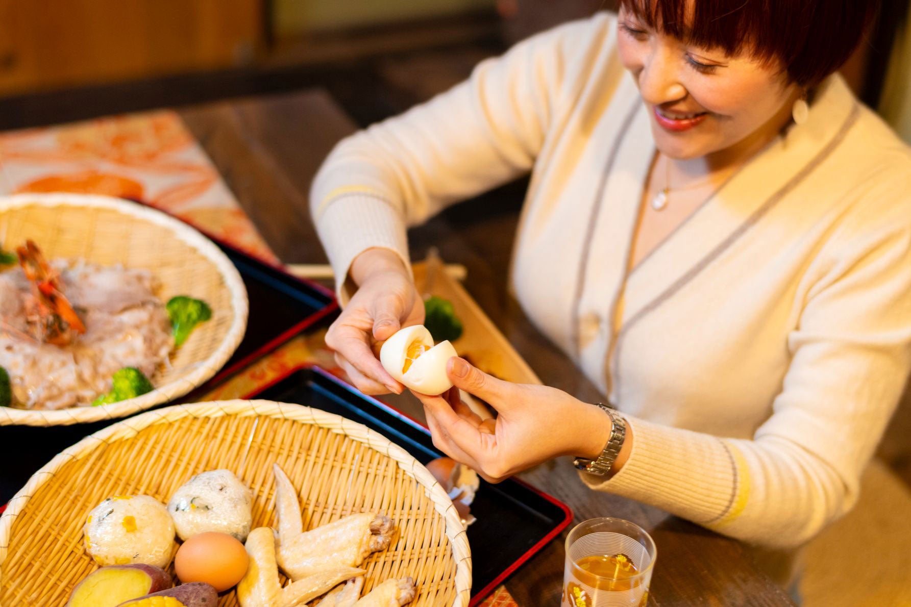 地獄蒸しを食べる人