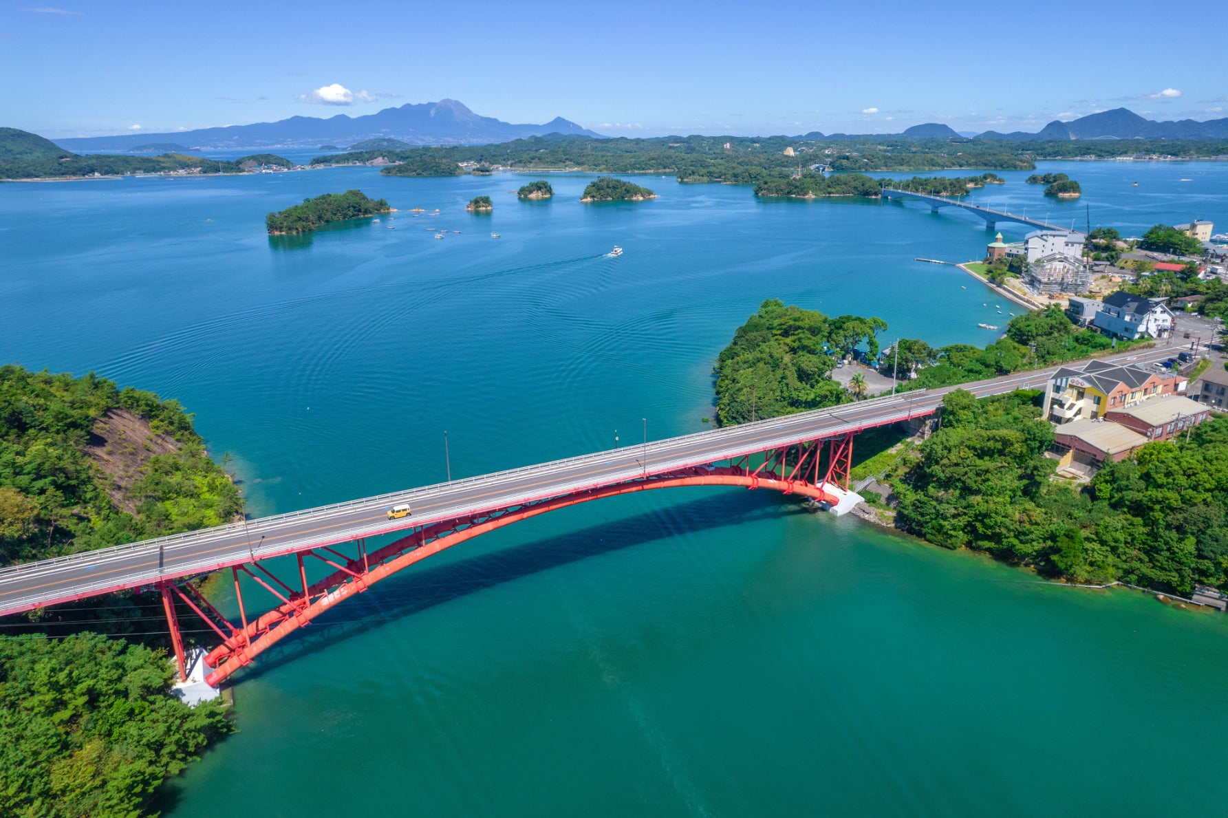 写真3 前島と天草上島を結ぶ松島橋。日本で初めて作られたパイプアーチ構造の橋だ