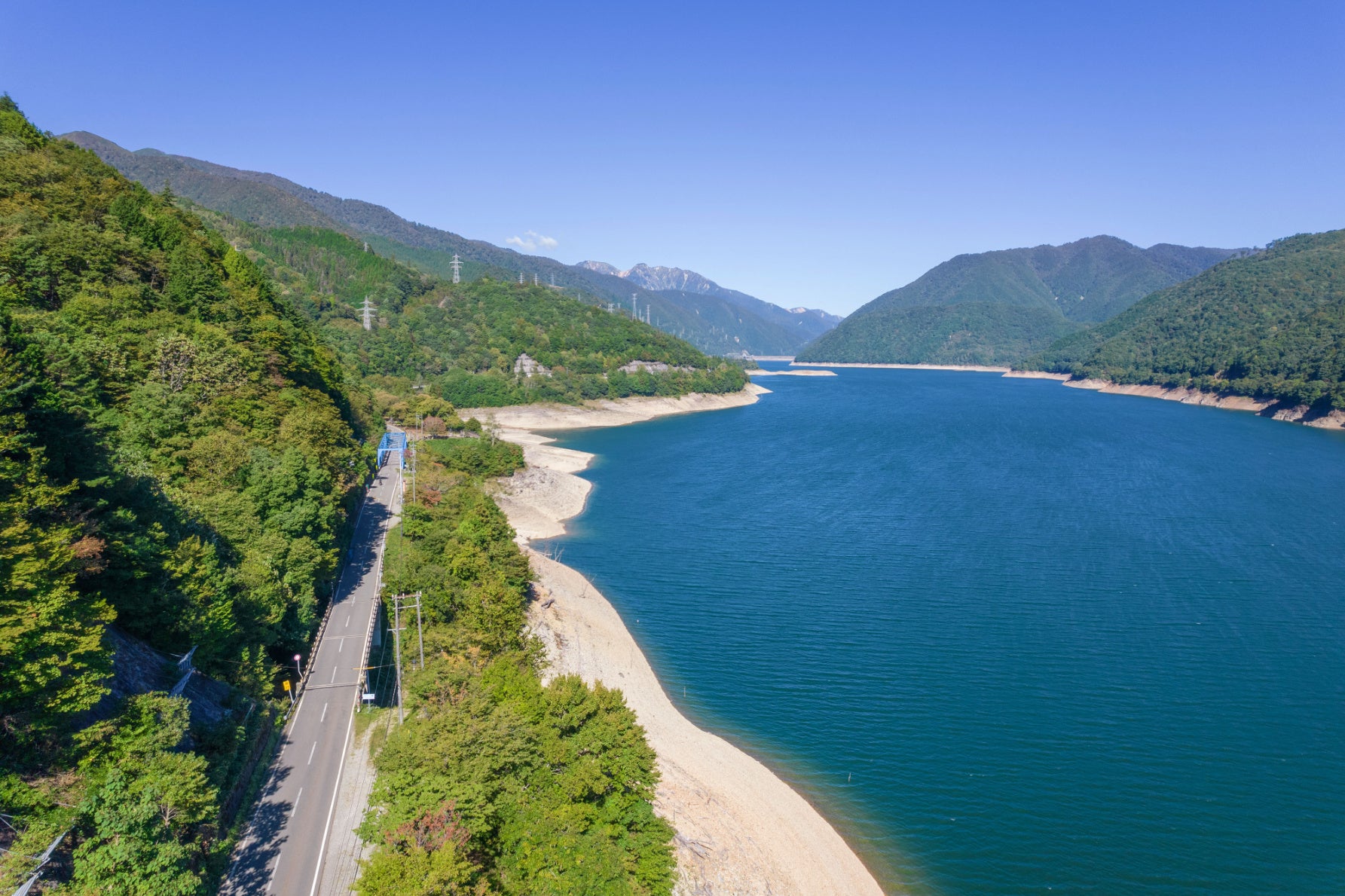 写真2 湖面に沿うように南北に走っている道路はドライブに最適だ