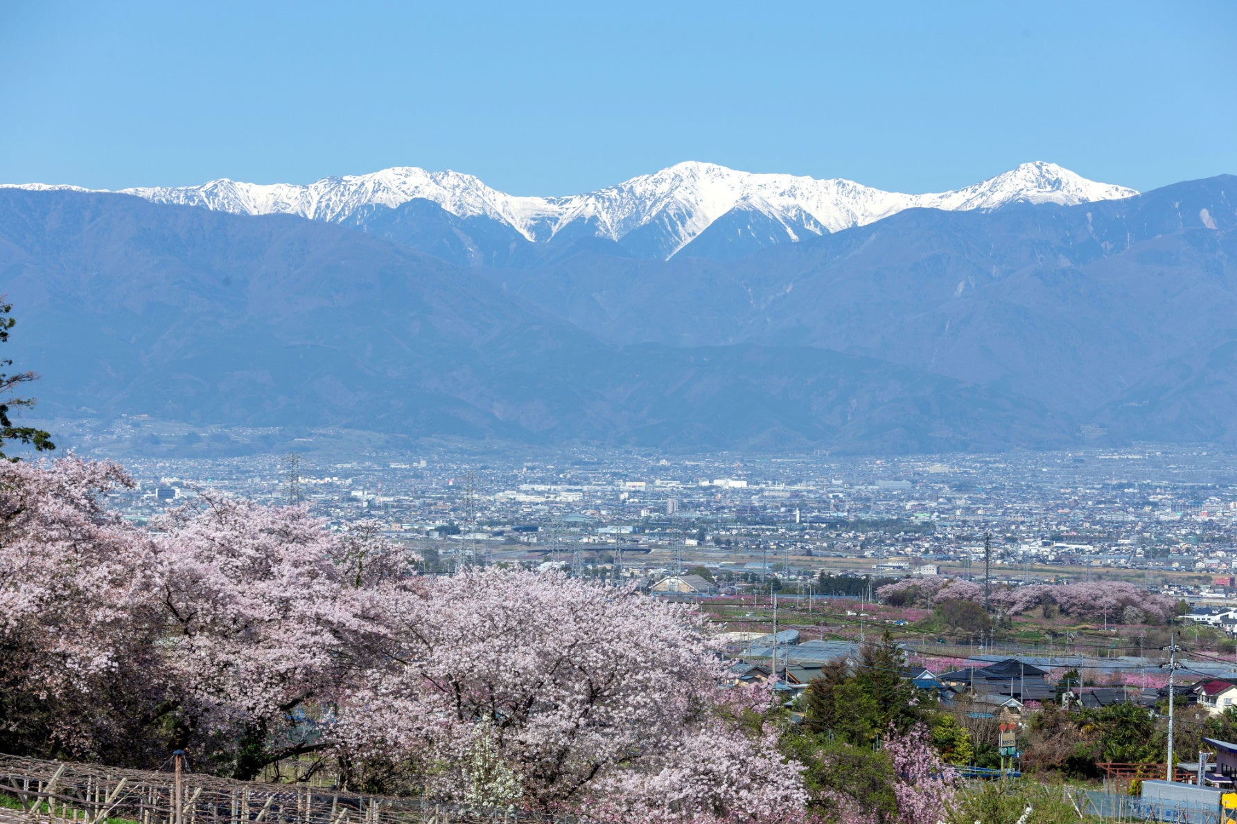 写真４　北岳や甲斐駒ヶ岳など山好きにはたまらない景色が広がっている