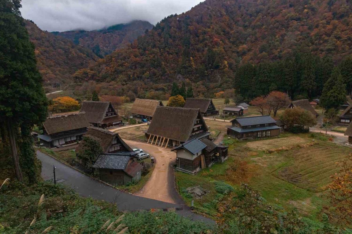 富山県菅沼集落の茅葺き屋根の家々