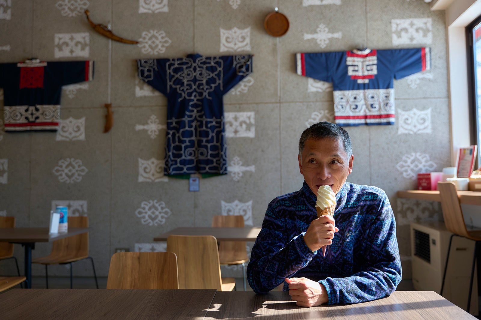 ポロトミンタㇻでソフトクリームを食べる男性