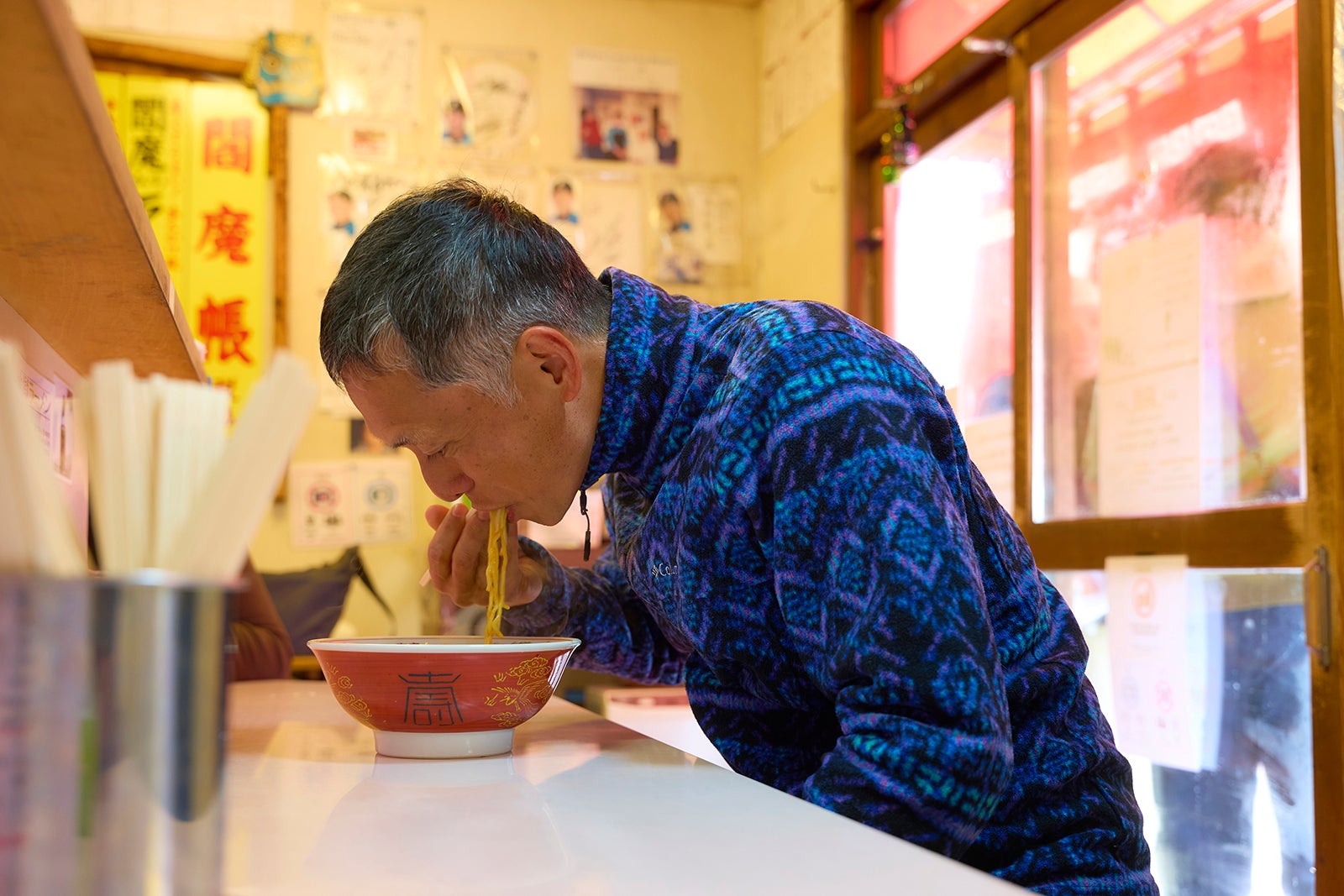 地獄ラーメンを食べる男性