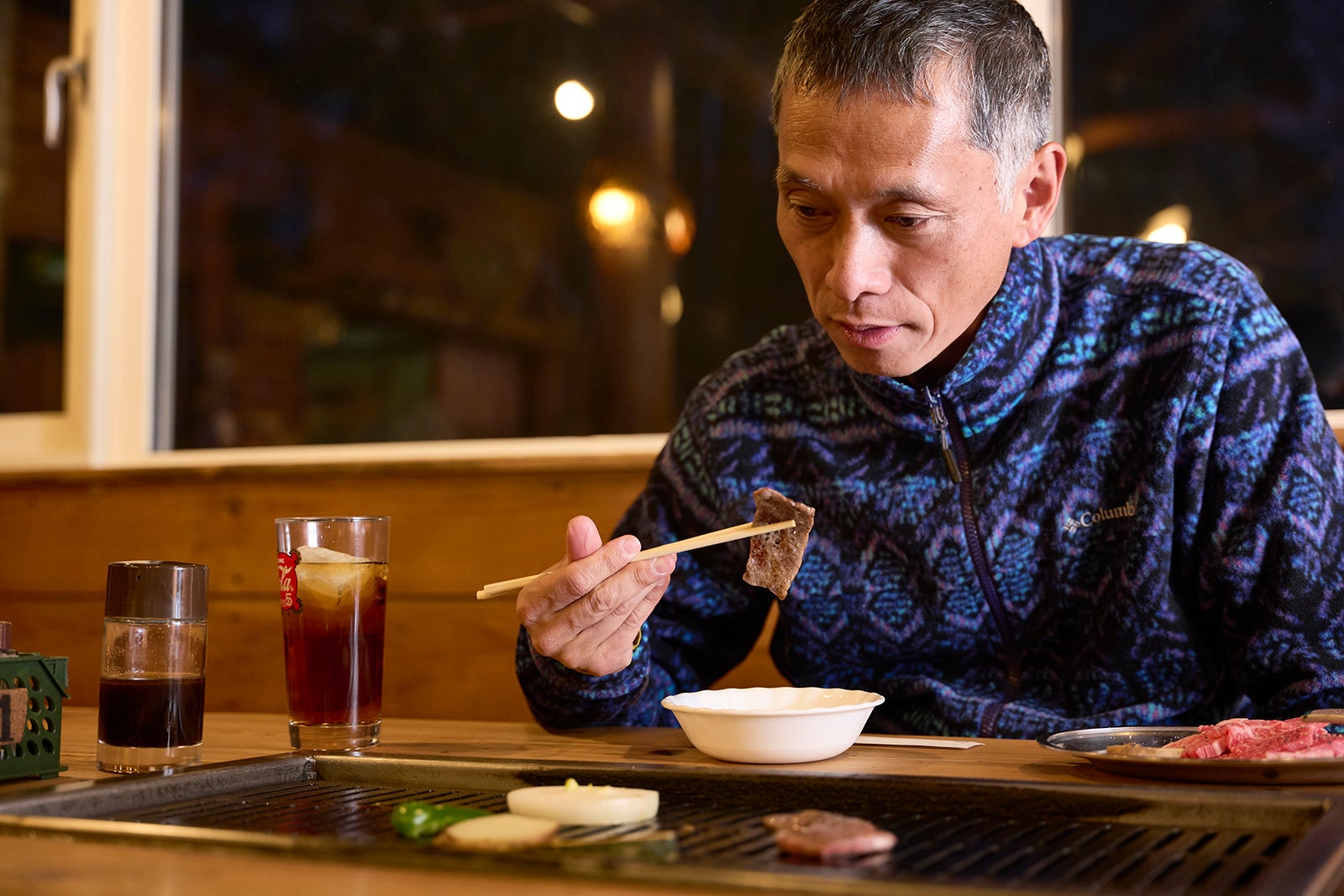 肉を食べる男性