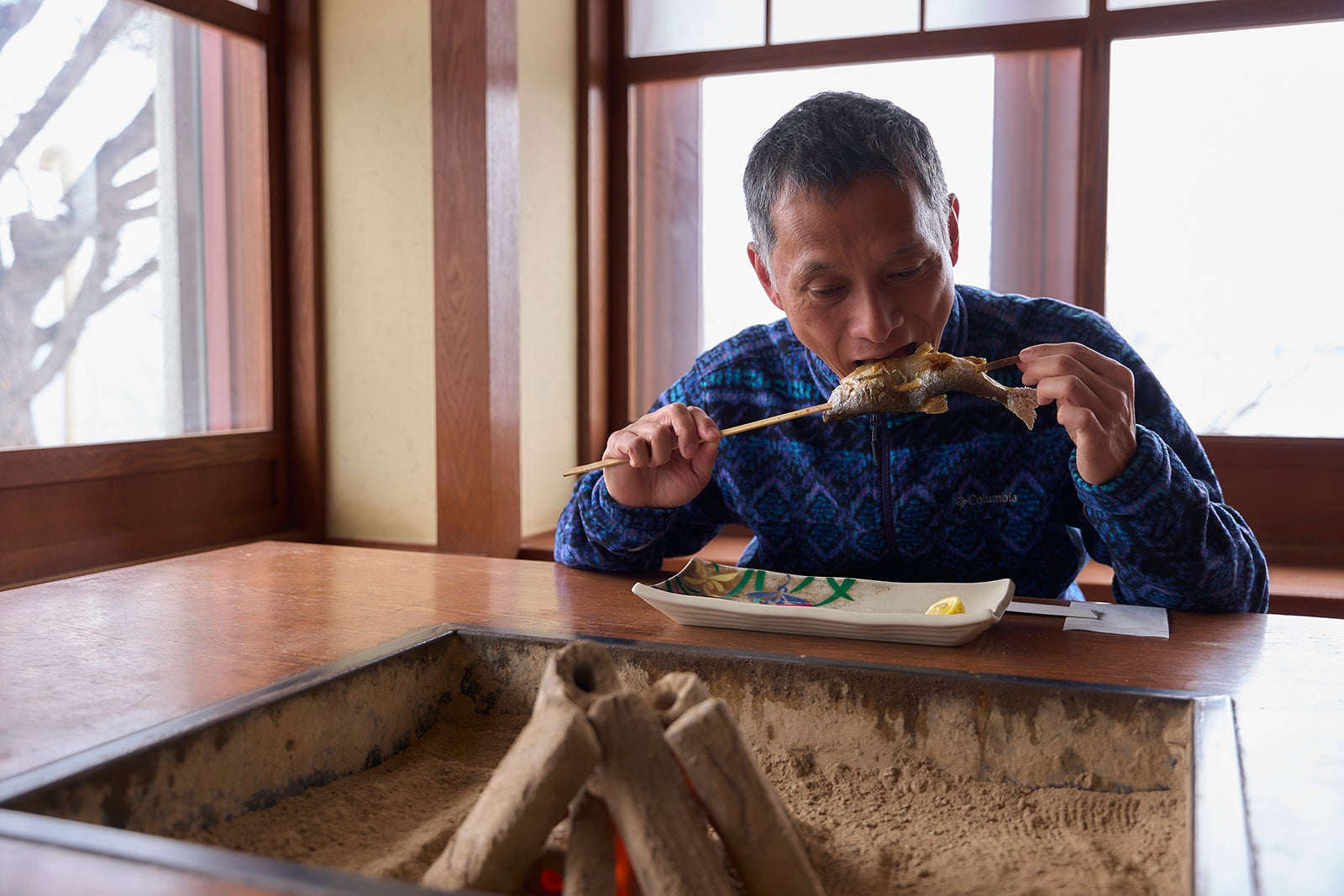 支笏湖チップを食べる男性
