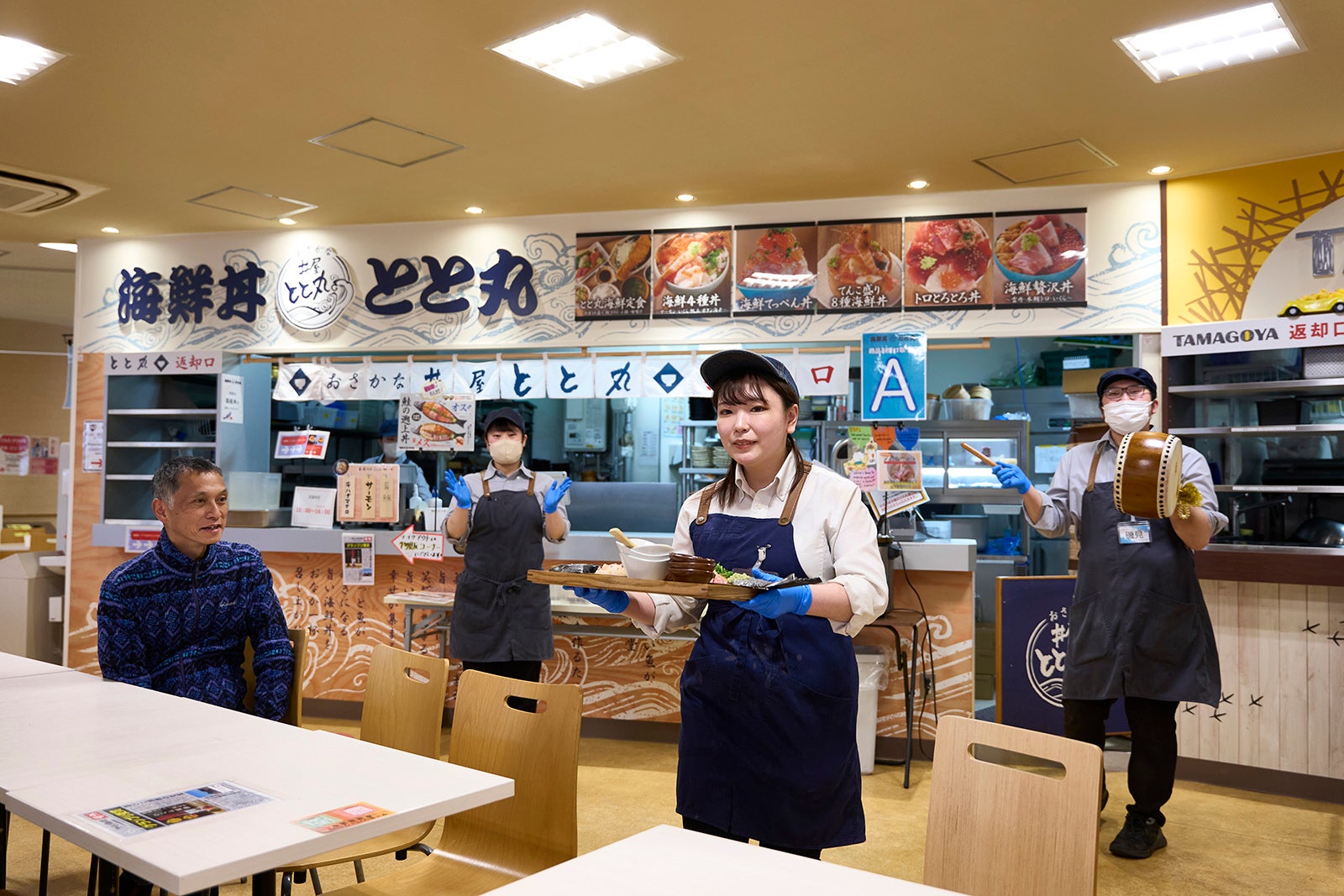 鮭の遡上丼は提供のとき太鼓のお囃子とともに運ばれてくる