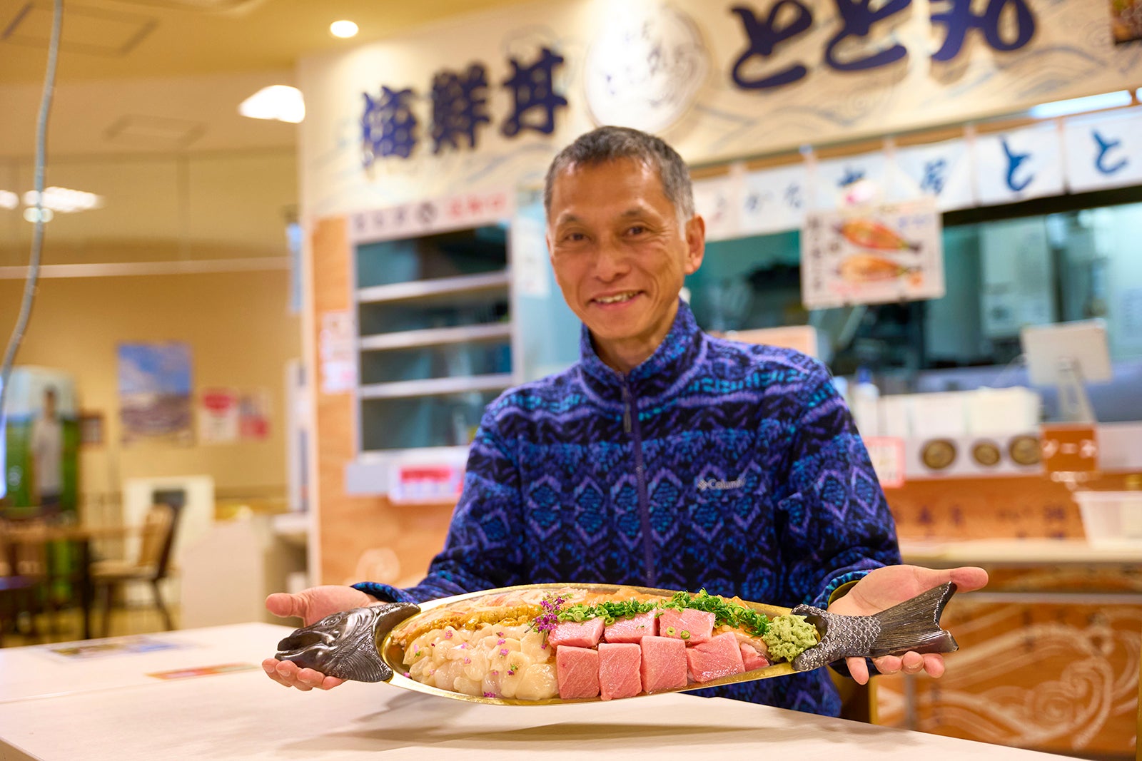 鮭の遡上丼を見て嬉しそうな男性