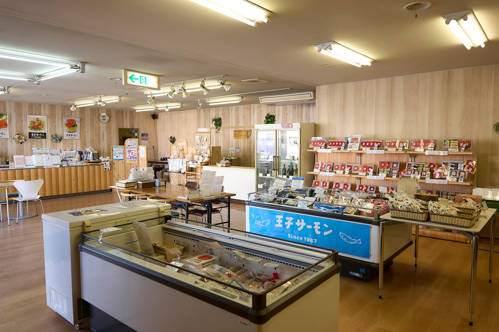 王子サーモン直営店の内観