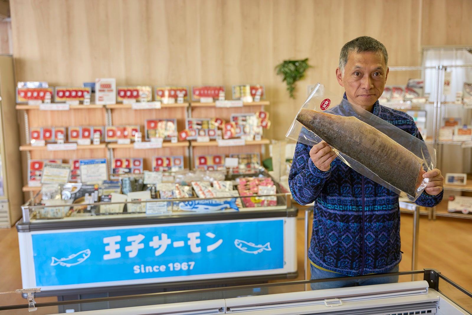 王子サーモンのお店を訪ねた男性