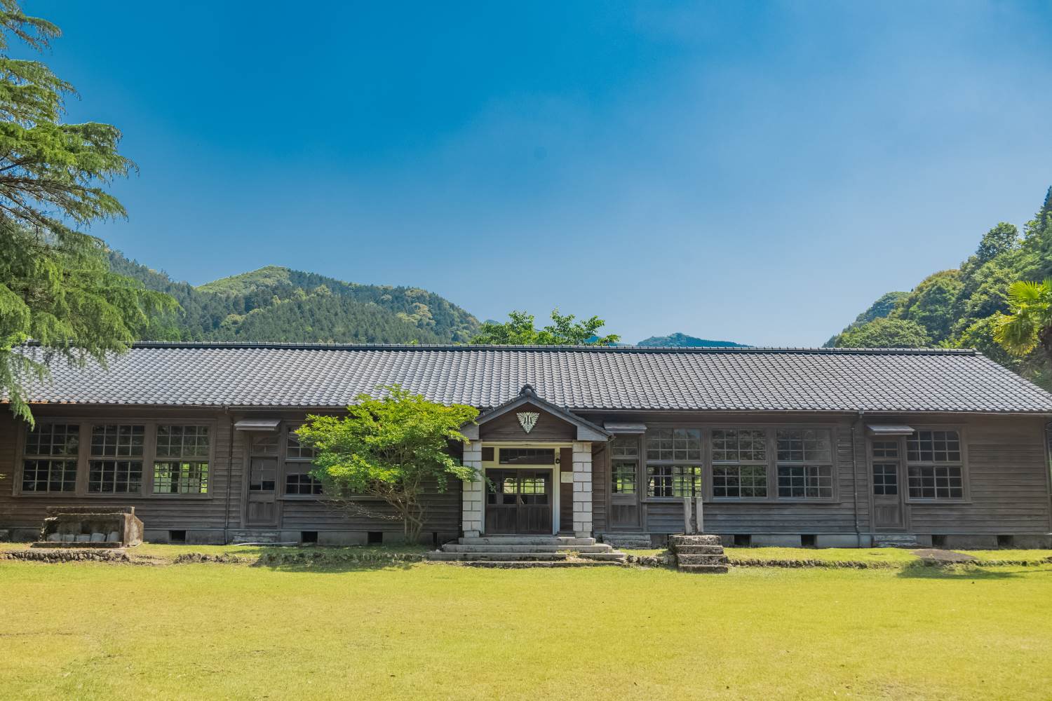 正面から。瓦屋根も含め綺麗に維持されている。