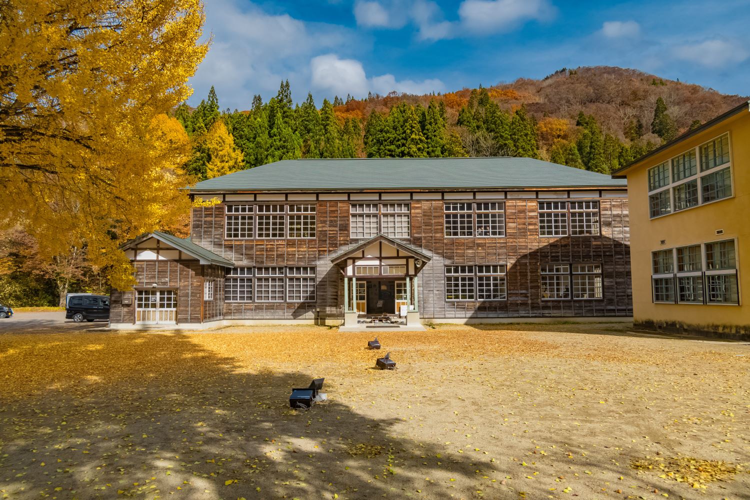2階建ての木造校舎と校庭