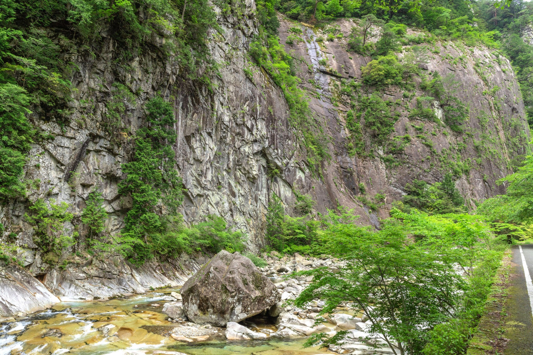 奇岩「亀腹」は花崗岩（かこうがん）による岩壁で、川底も石とは違い長年の水流によって成形された河床を持つ独特な景観を楽しめる