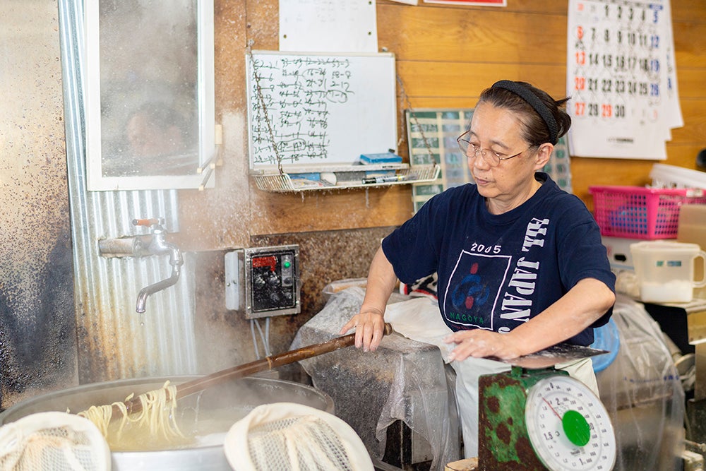 麺工房 六車・麺をゆでる様子