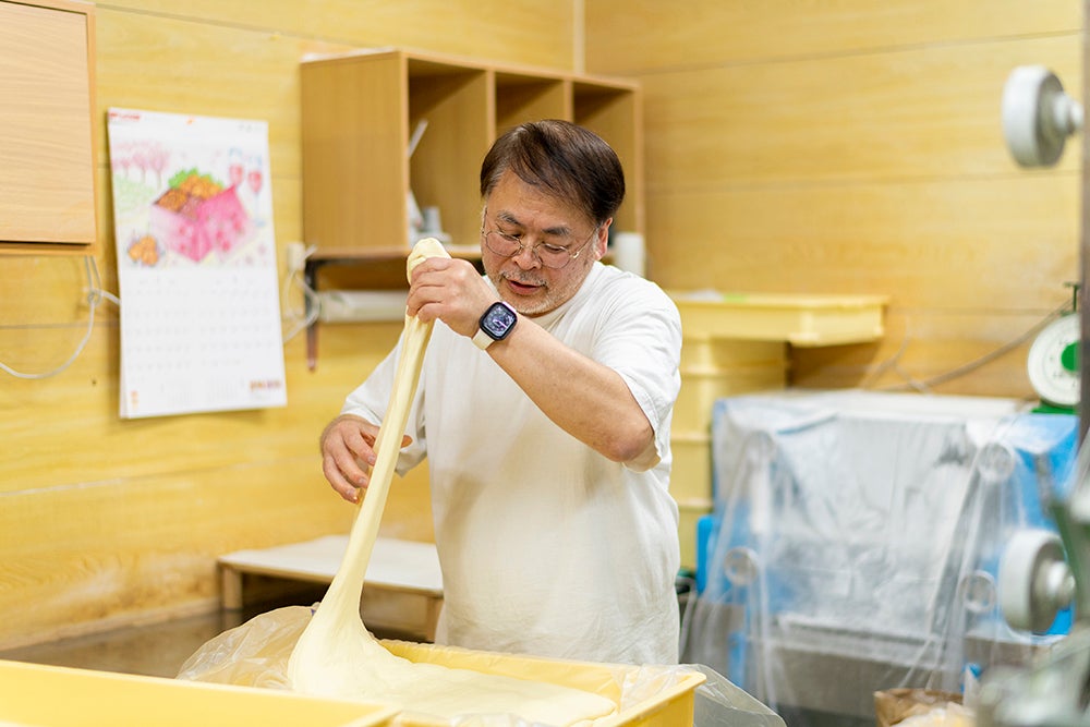 うどんの生地を丸める「麺工房 六車」店主