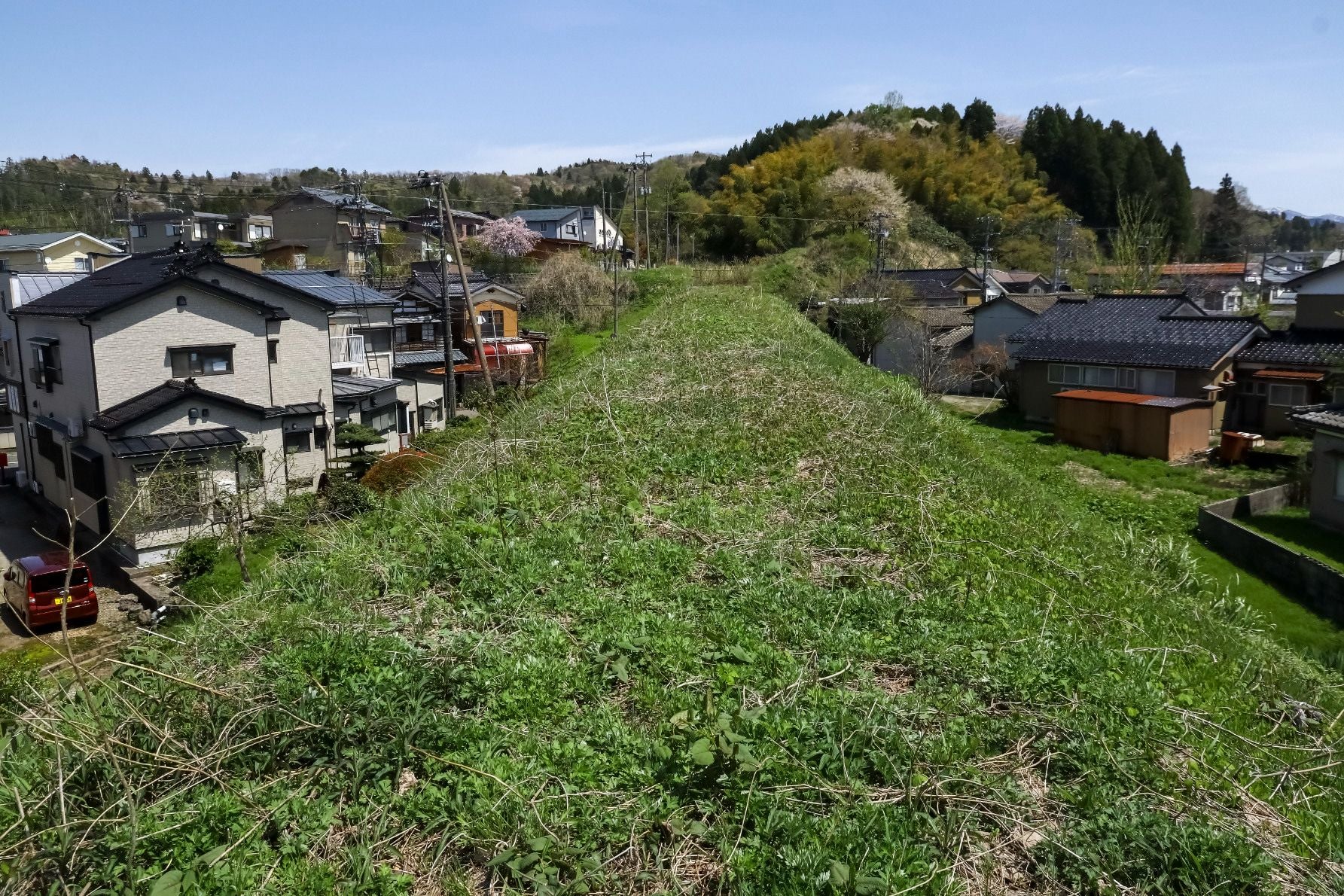 築堤は遊歩道として整備されており、部分的に登ることができる