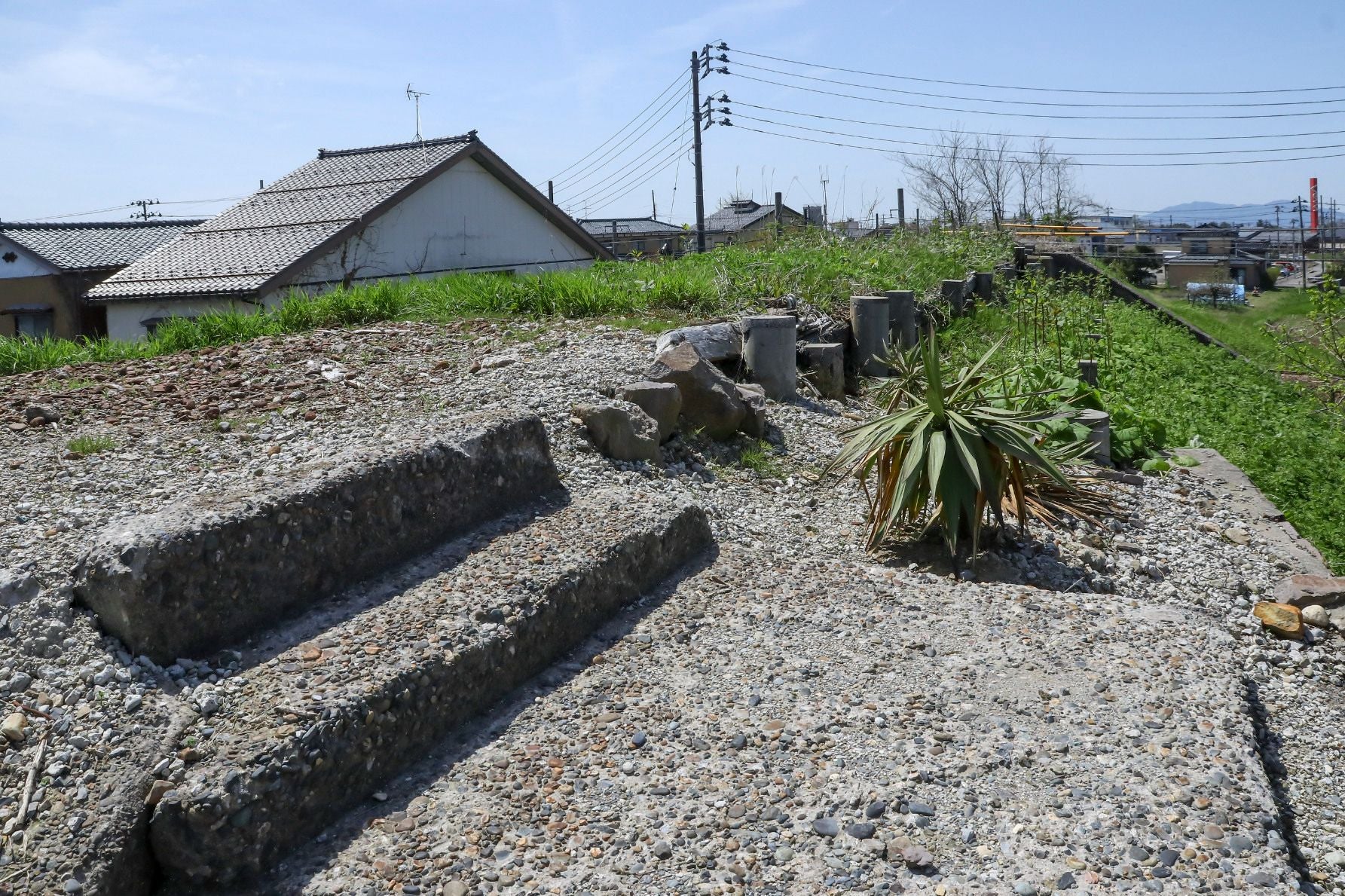 陣ヶ峰駅跡にはホームの土台だけが残っている