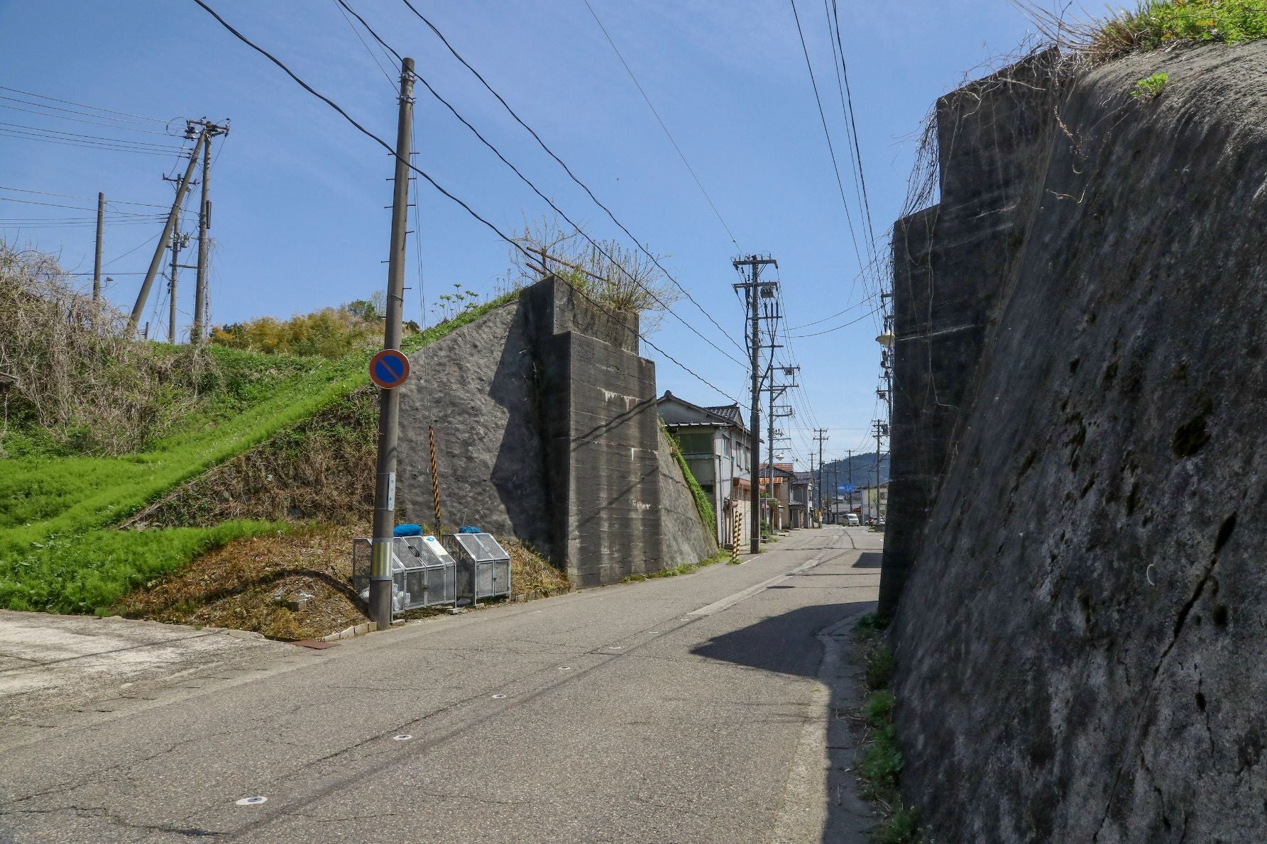 陣ヶ峰（じんがみね）駅跡。築堤の上にはかつてホームがあった