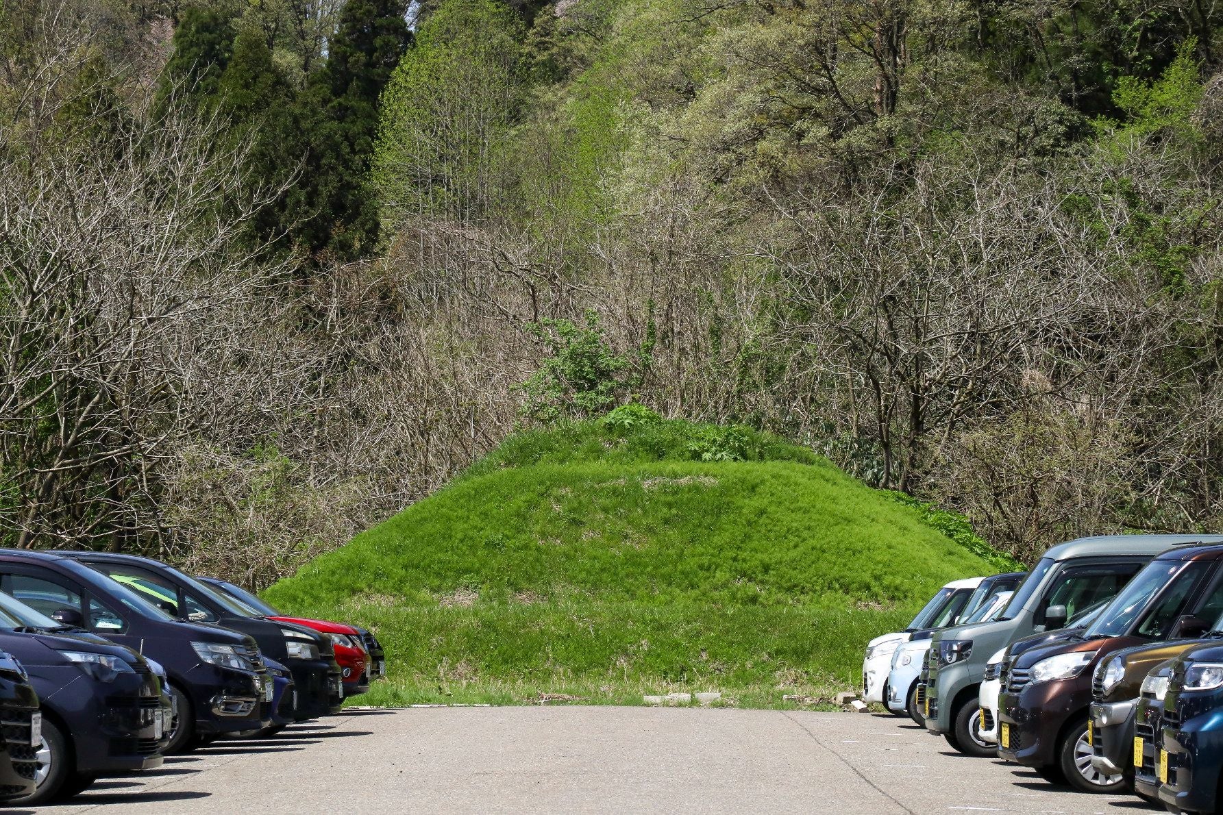 加茂農林高校の裏には築堤が残り、かつての線路は駐車場になっている