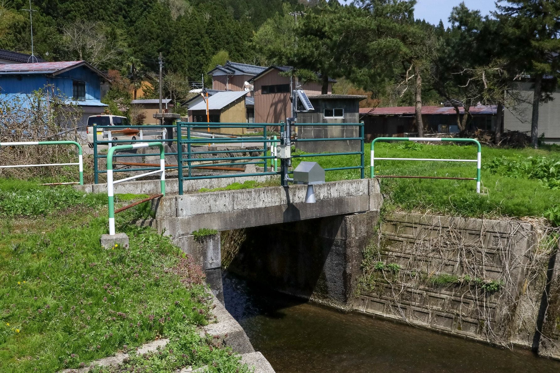 田園風景の中にあるコンクリート橋もかつては線路だった。こちらの橋台は新しいものだ