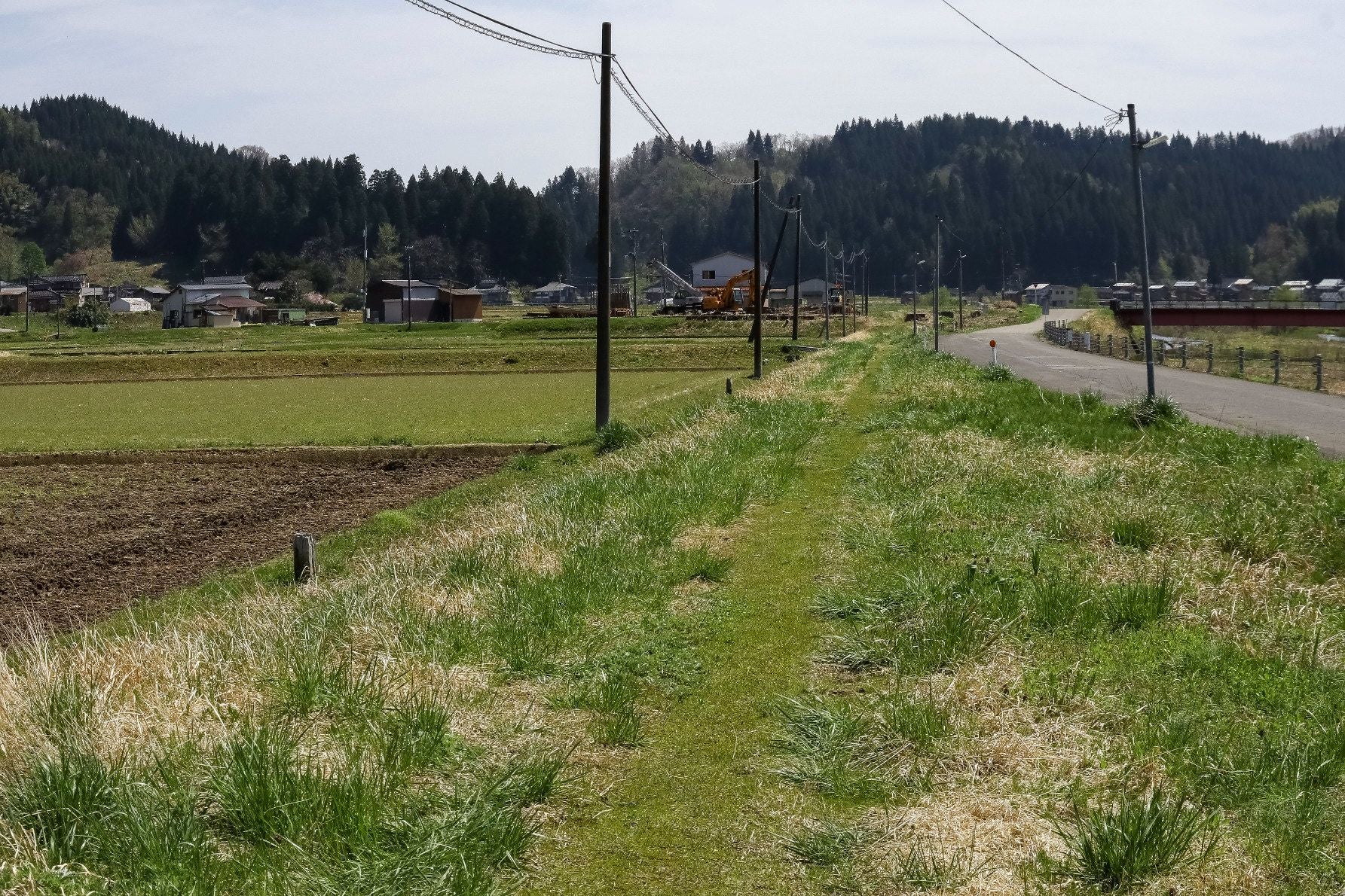 かつてあったレールは撤去されている。横を走る道は線路沿いに続く県道９号だ