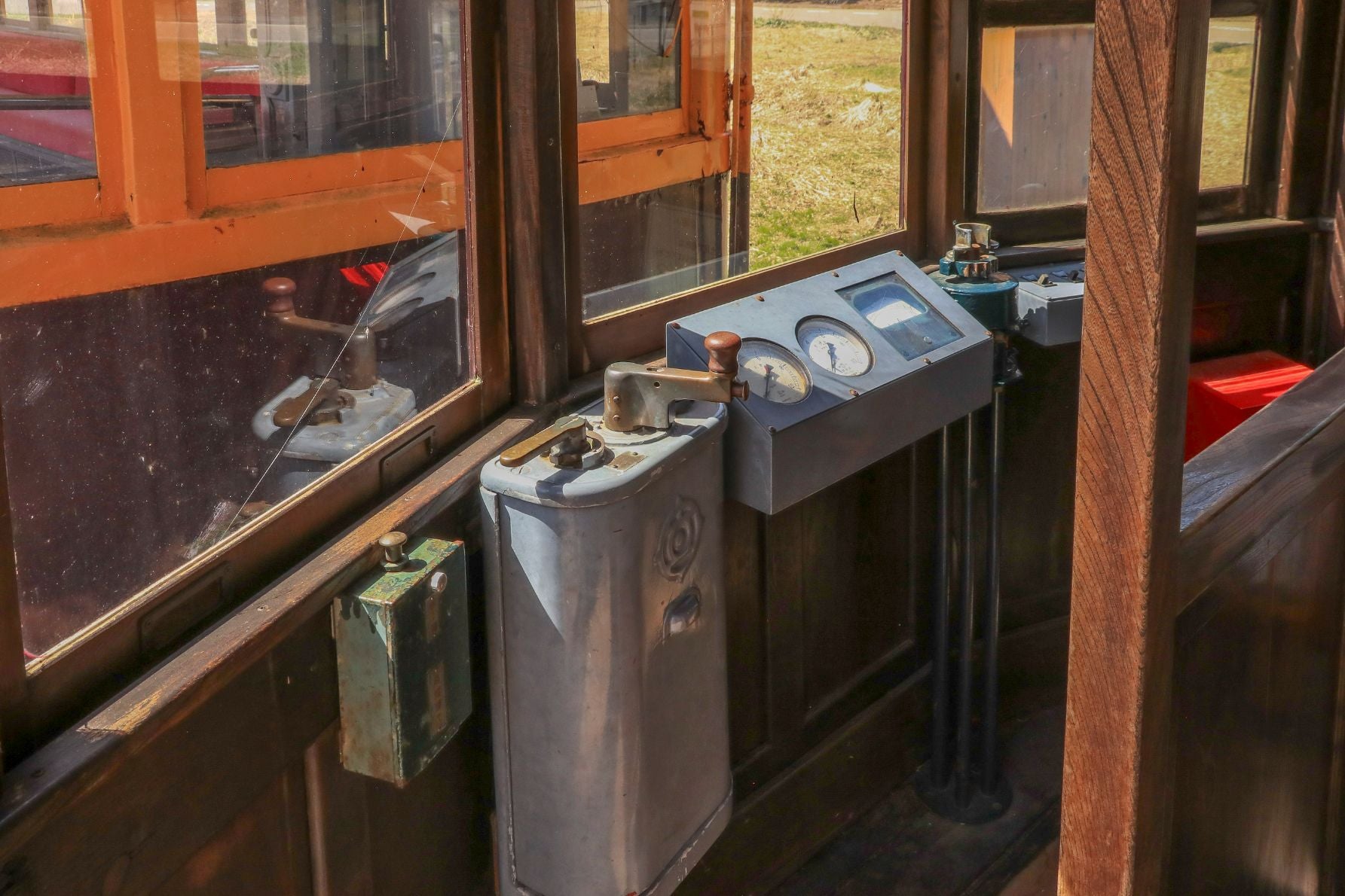 100年以上たった運転台だが、キレイに再塗装されて残っていた