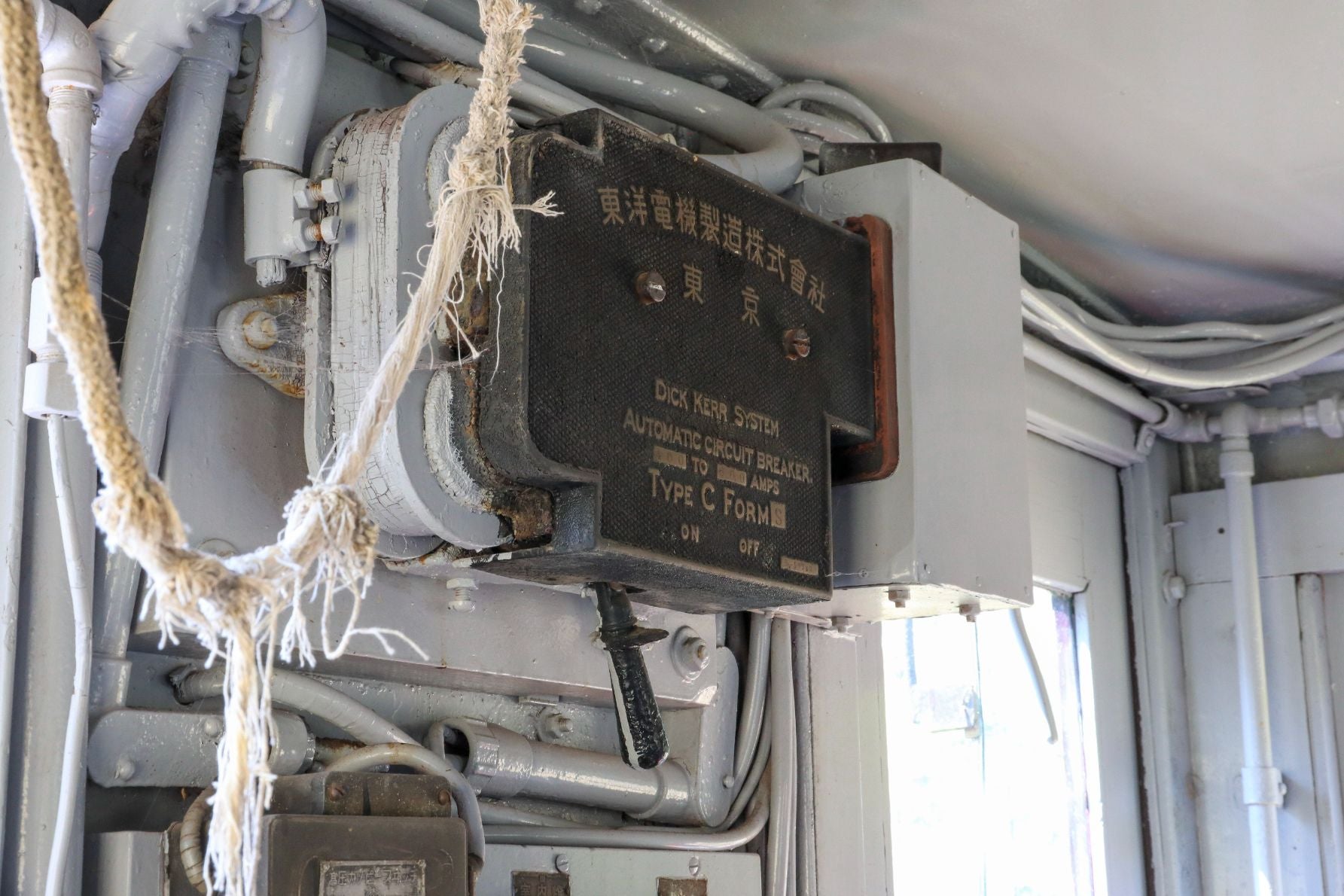この『ED1』は日本車輌製造で、1930（昭和5）年に製造された。貴重なコーションラベルや主要計器が残っており、レバーなどにも触れることができる