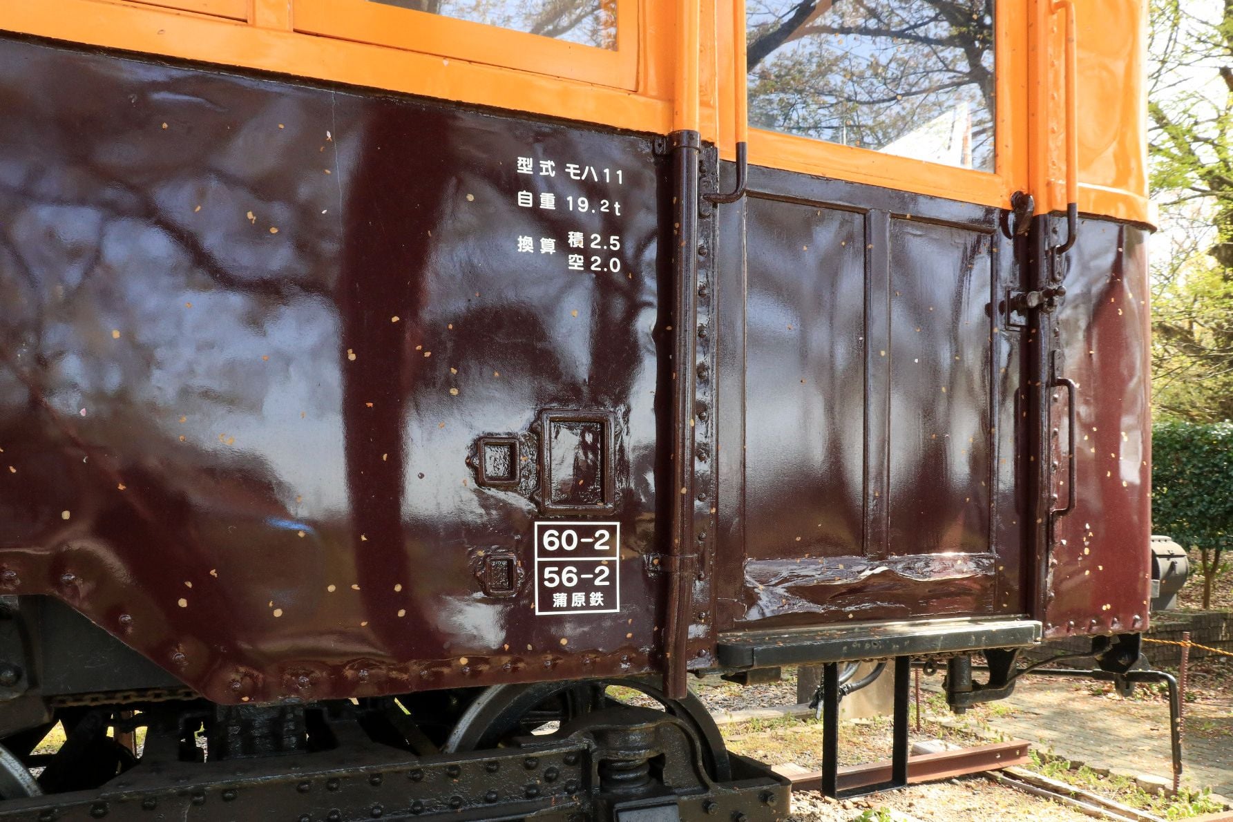 屋根付きで保管されている車両。中には入ることができないので、注意が必要だ