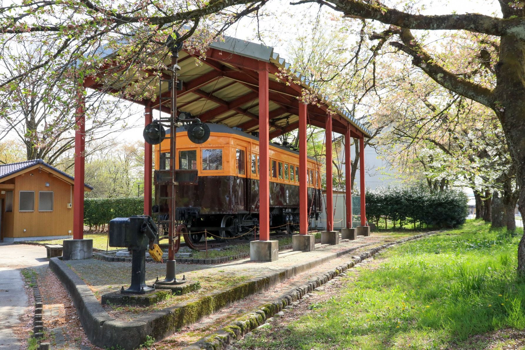 五泉市村松郷土資料館のある城跡公園には『モハ11』が展示されている