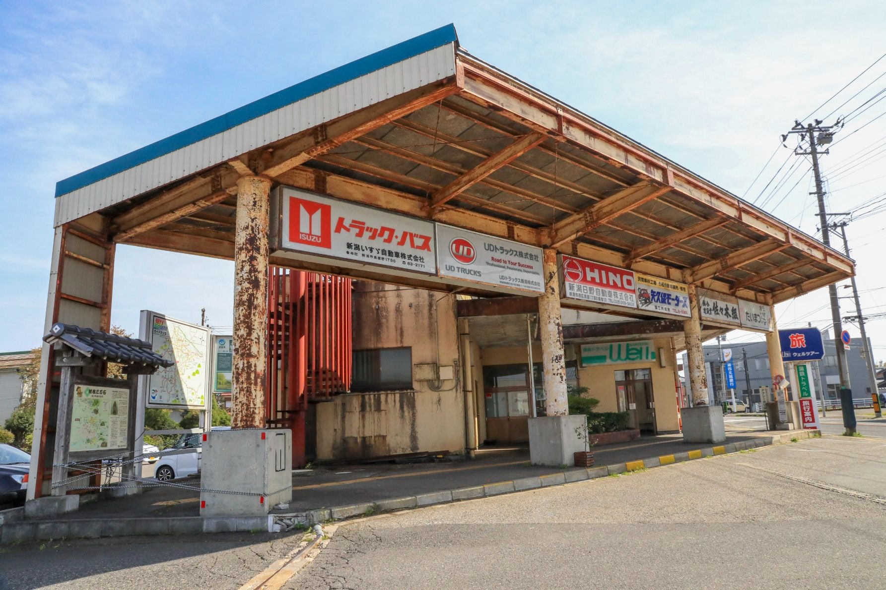 旧村松駅は廃線後も、蒲原鉄道のバスターミナルとして利用されている