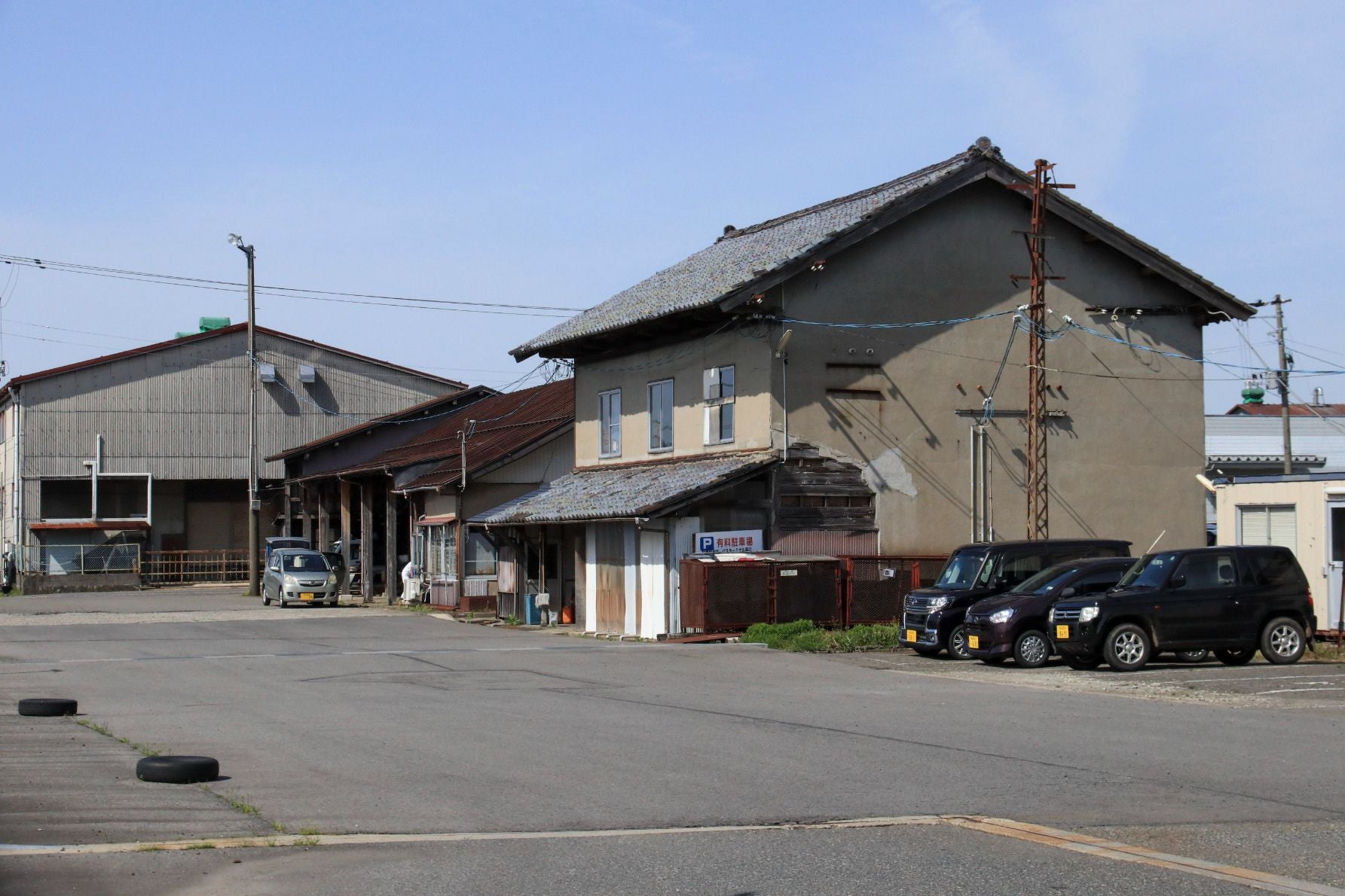 村松駅は蒲原鉄道の中心駅だったこともあり、本社事務所の他に車庫などがあった。現在は取り壊され、広い駐車場として利用されている
