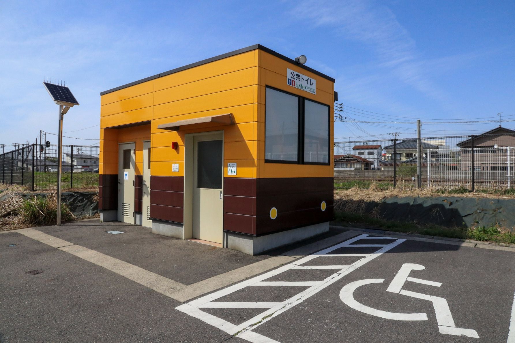蒲原鉄道を走っていた車両色を再現して塗られている公衆トイレ