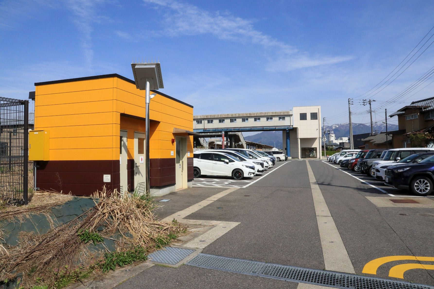 当時の線路は駐車場の通路の場所と合致する