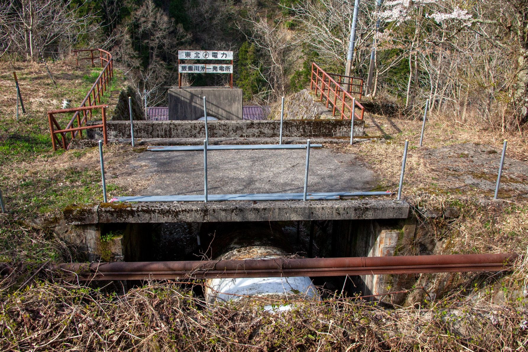 水力発電用の配管の上にはコンクリート橋が設置されているが、当時の路線ルートだ