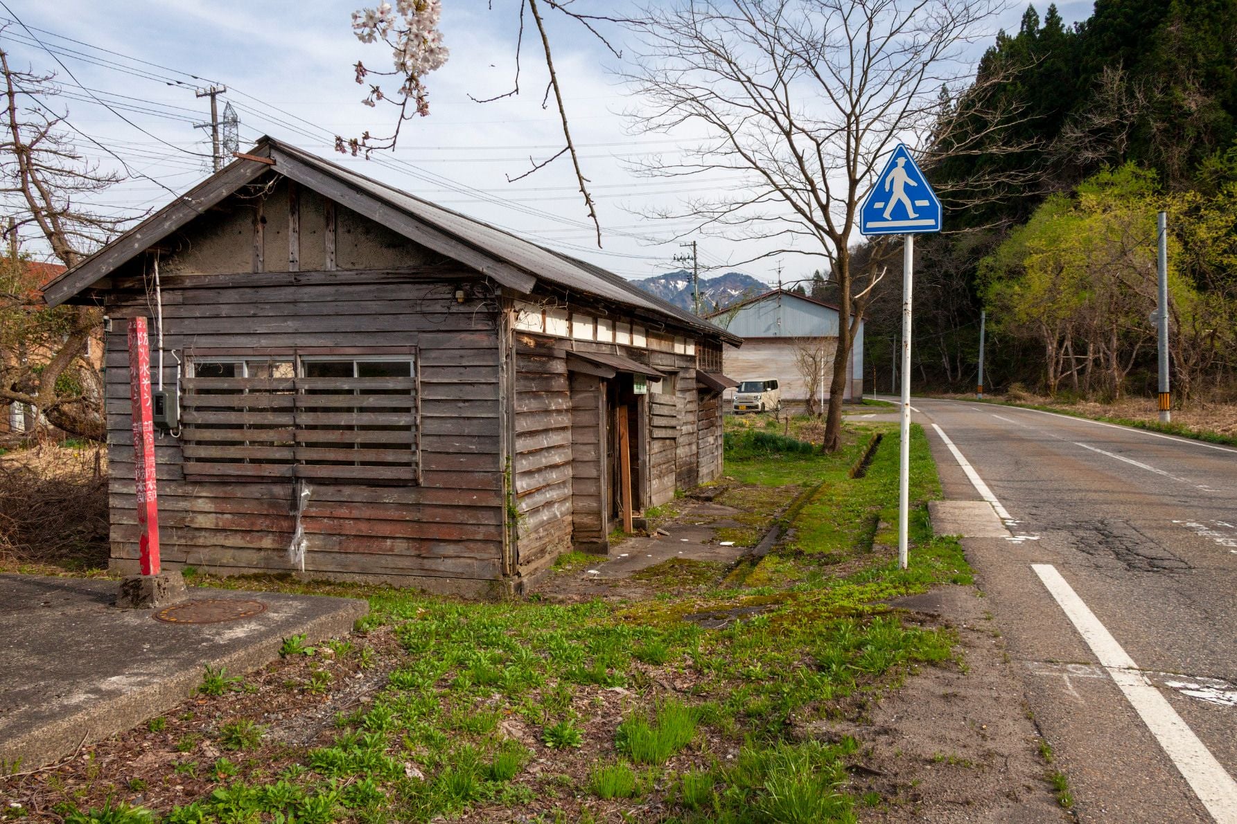 旧赤谷駅は現在も残っている。よく見なければ駅舎とは見えない状態だ