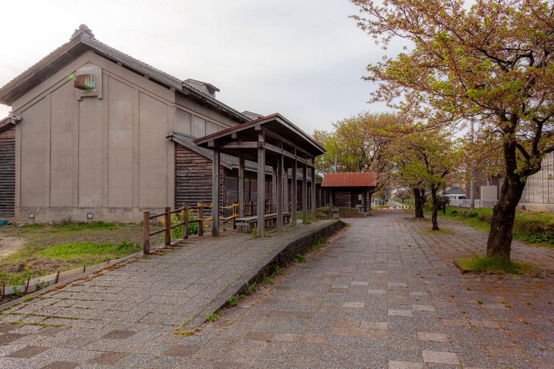 市街地に近い五十公野駅跡も休憩エリアになっている。少しだけ段差があるのは駅のホームをイメージしているかもしれない