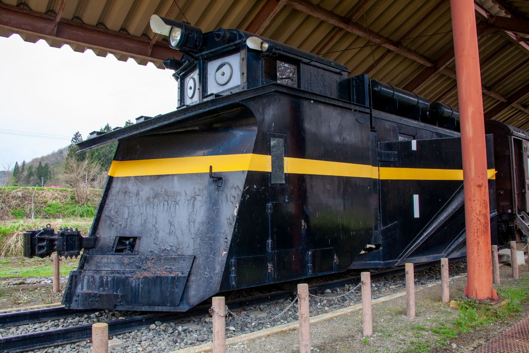 国鉄初の単線用鉄製ラッセル除雪車として製造された。旧熱塩駅に展示されている車両は『キ２８７』だ