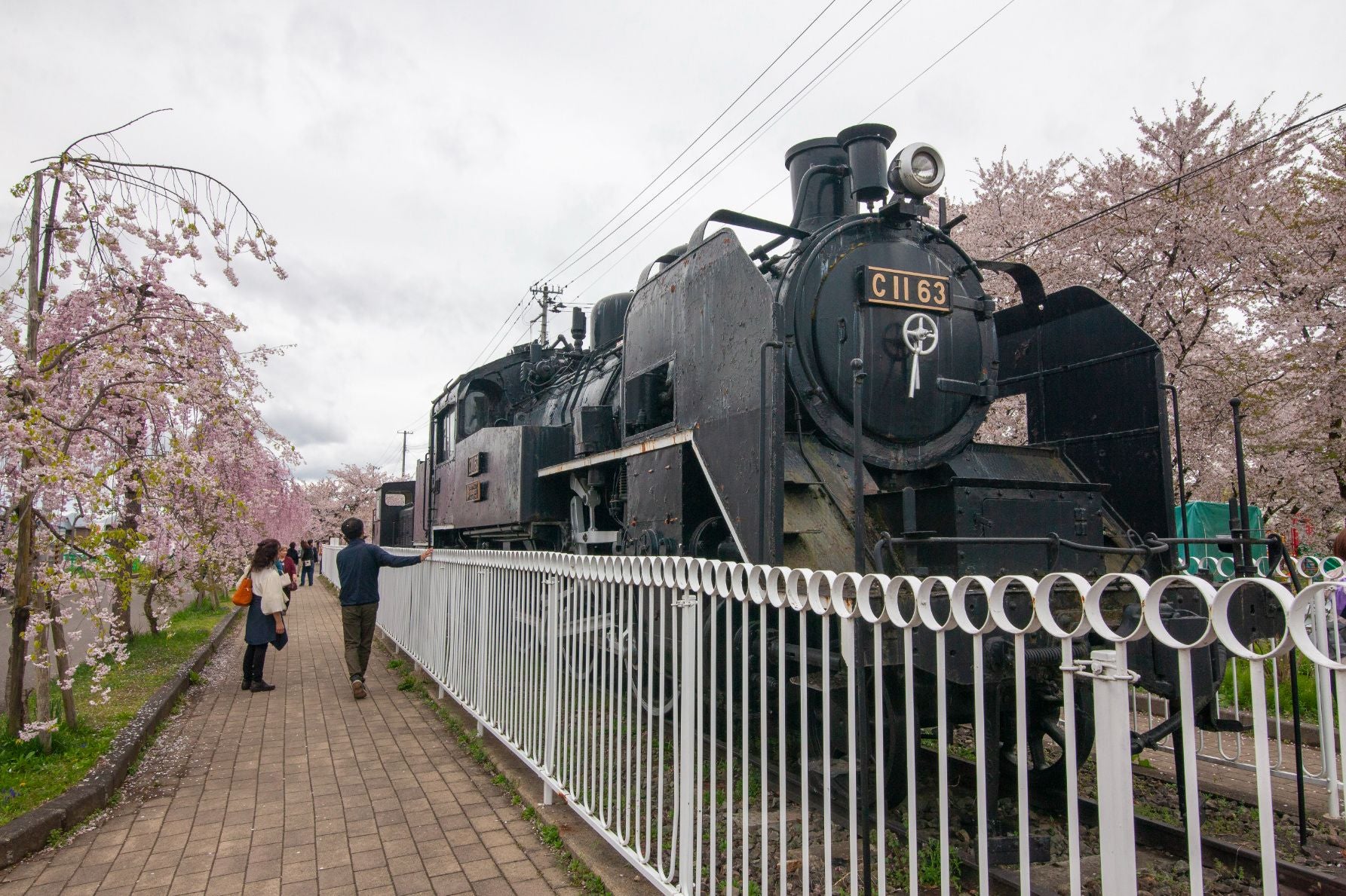 展示されている蒸気機関車は『C11 63』で、実際にこの路線を走っていたものだ