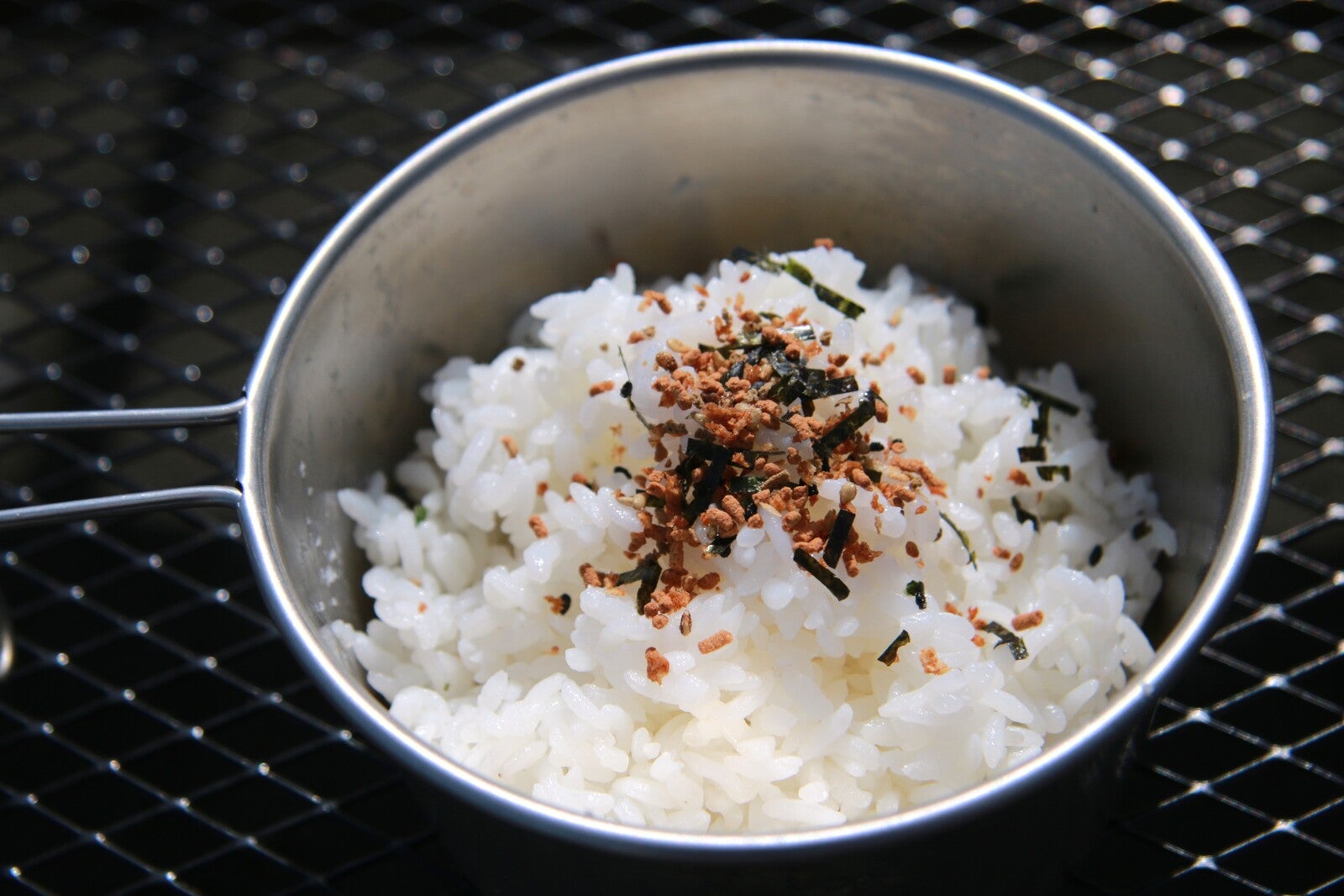 ご飯にうなぎふりかけをかけた写真