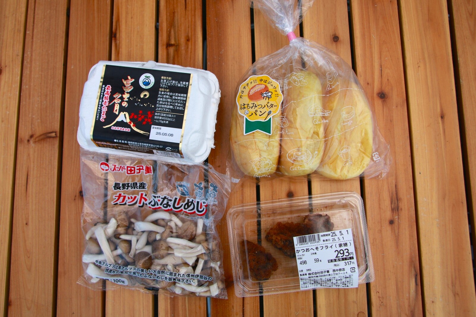卵、パン、カットぶなしめじ、かつおへそフライの集合写真