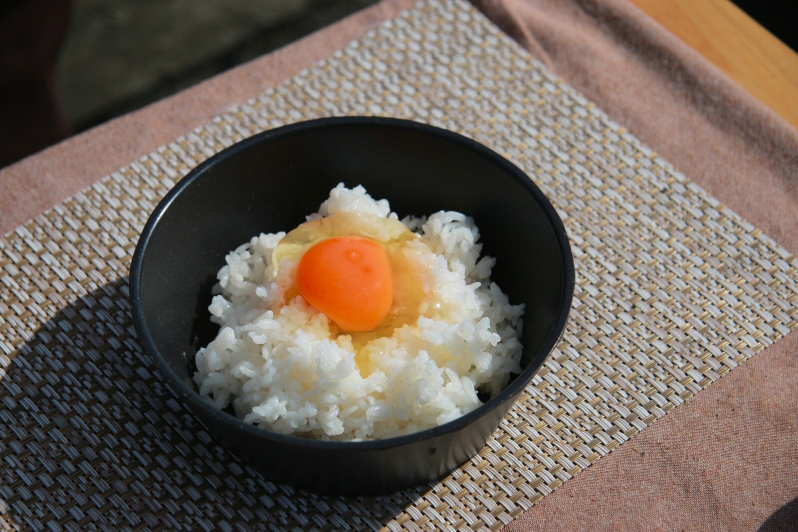 ご飯に割り入れた生卵
