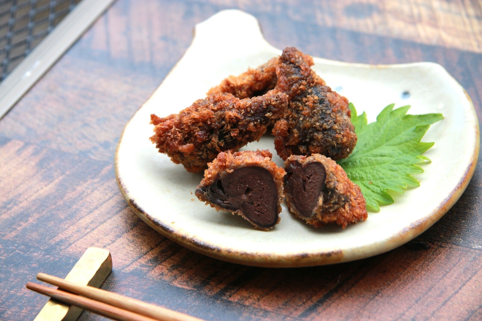 皿に盛り付けたカツオのへそフライ