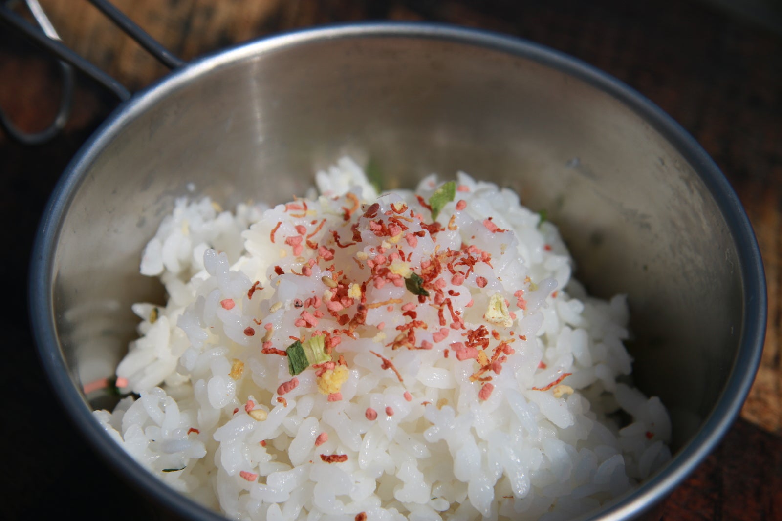 ご飯にふりかけたコンビーフ味のふりかけ