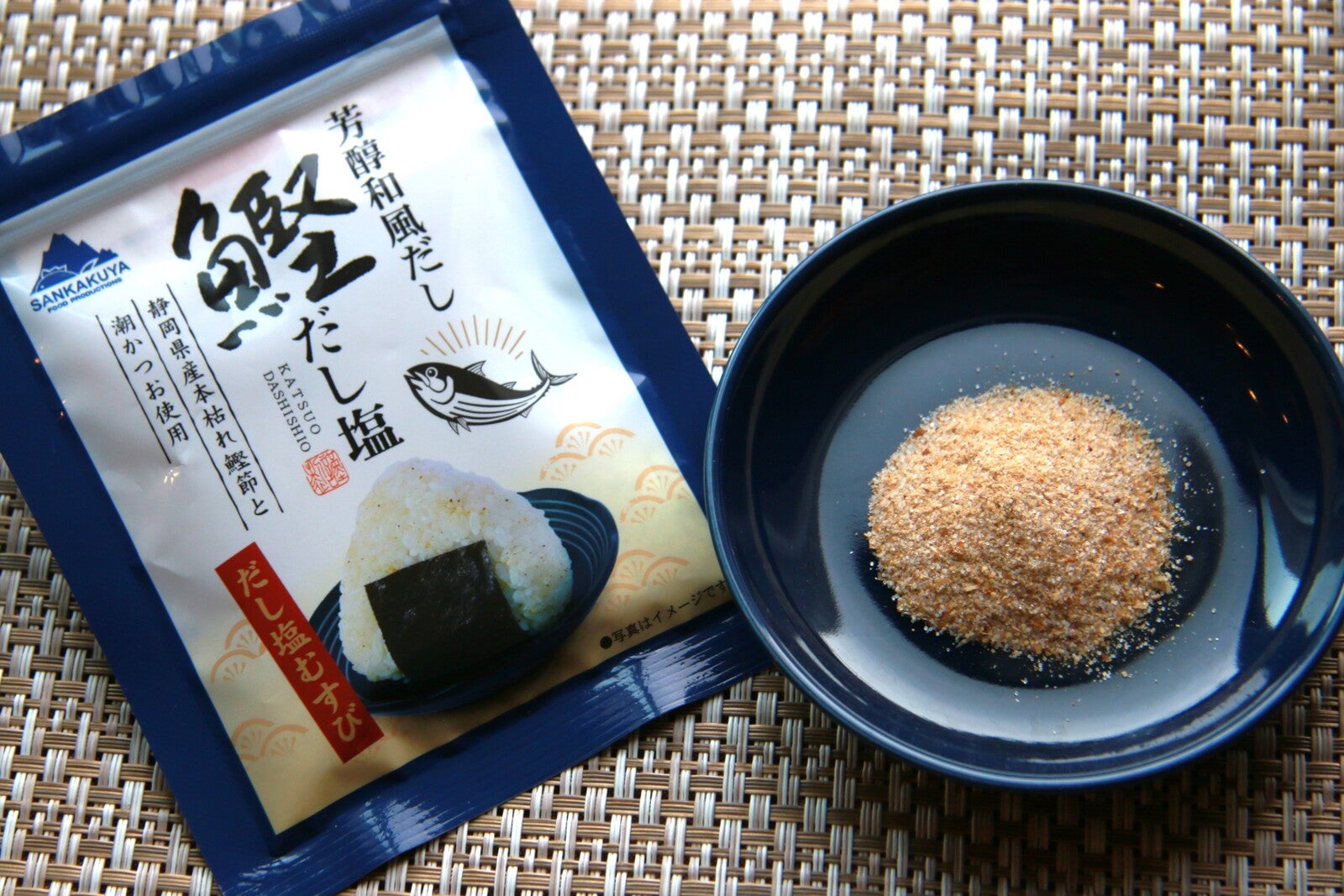 お皿に盛った鰹だし塩とパッケージ写真