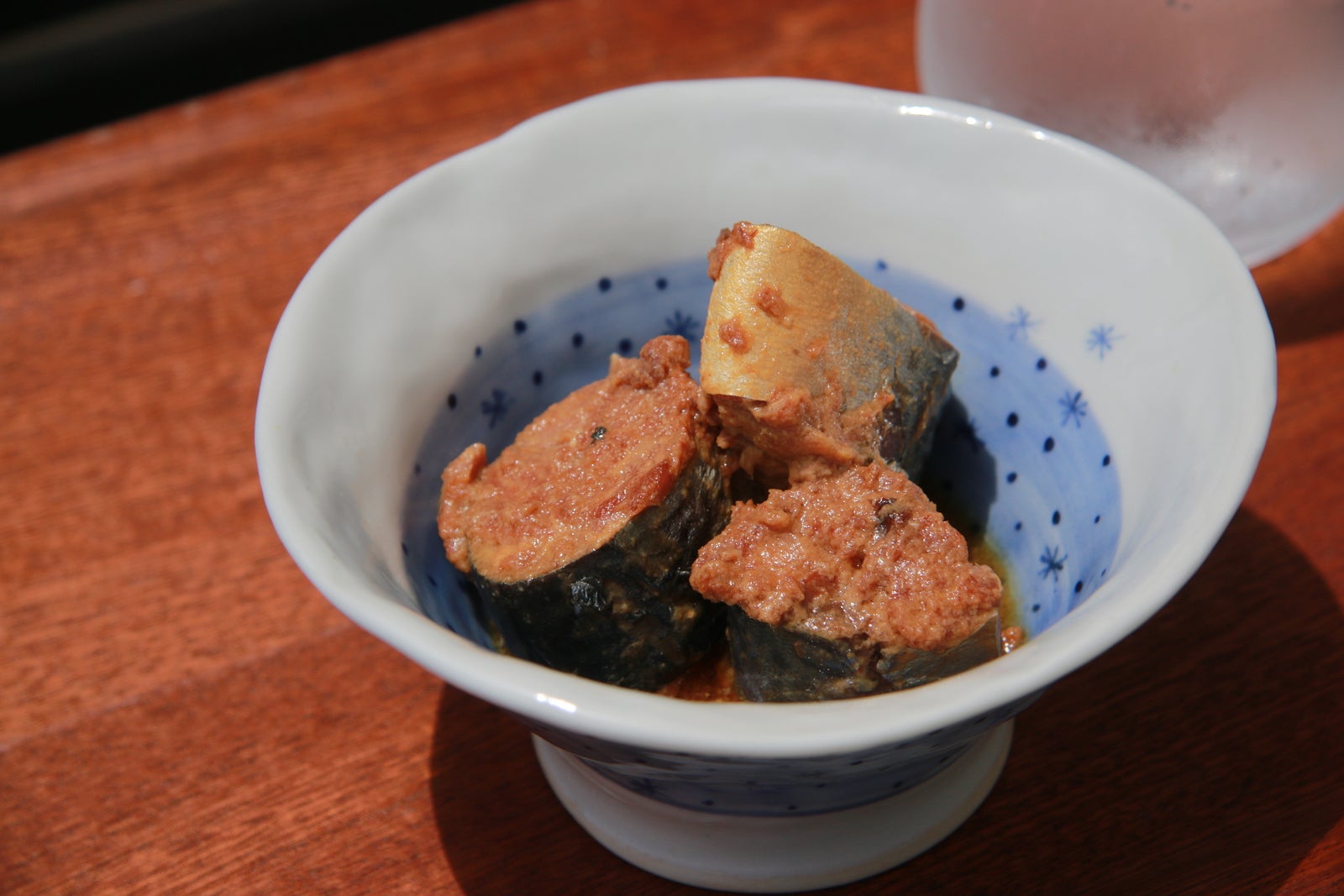 皿に盛り付けたサバ味噌